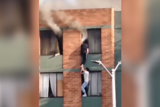 Vecino se vistió de héroe y rescató a mujer y su mascota de las llamas en Bogotá