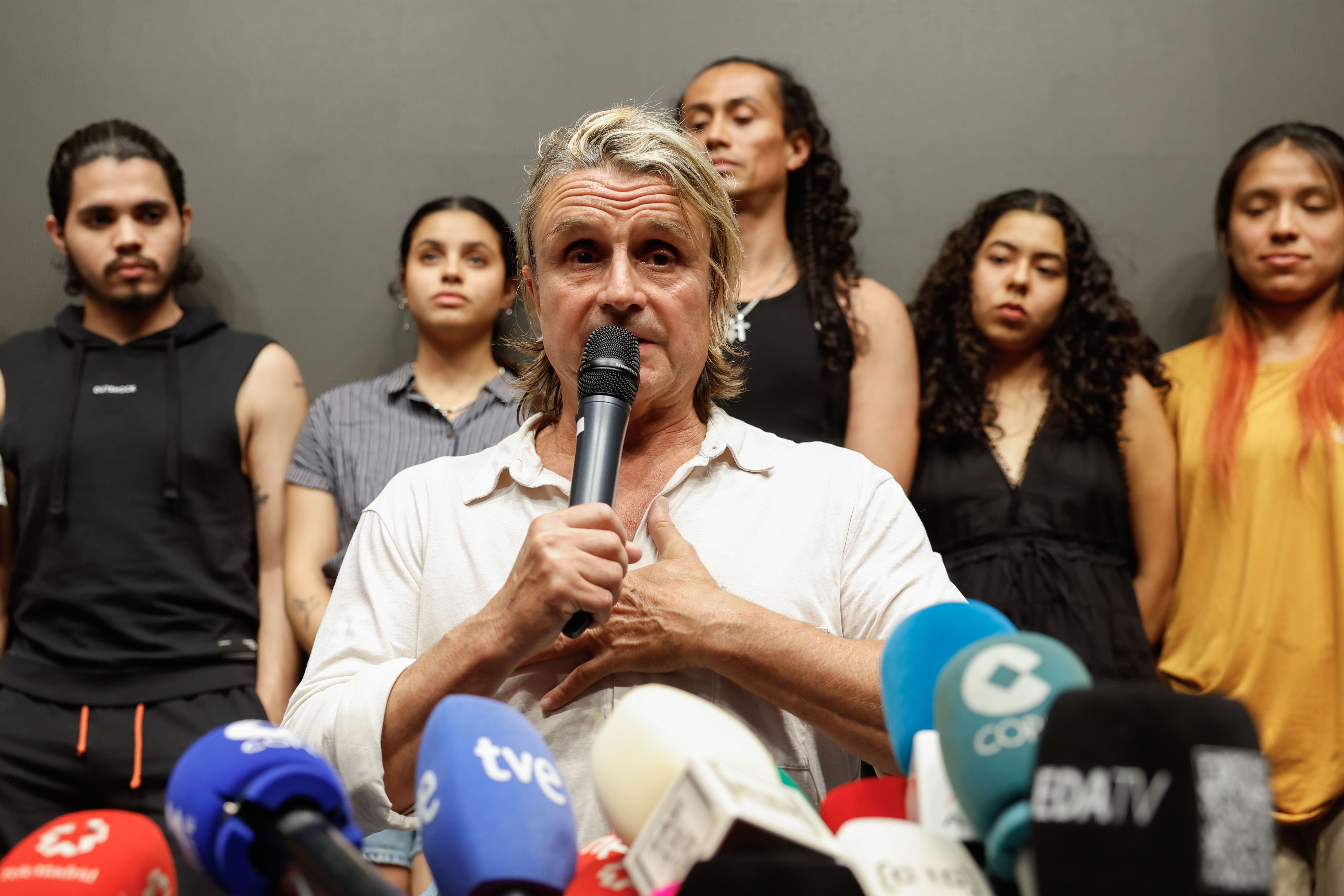 MADRID, 09/07/2024.- El compositor y productor teatral español Nacho Cano (c) ofrece una rueda de prensa tras quedar en libertad provisional este martes después de declarar ante la Policía por la supuesta contratación ilegal de inmigrantes para el espectáculo musical 'Malinche', que se representa en Madrid. EFE/Mariscal