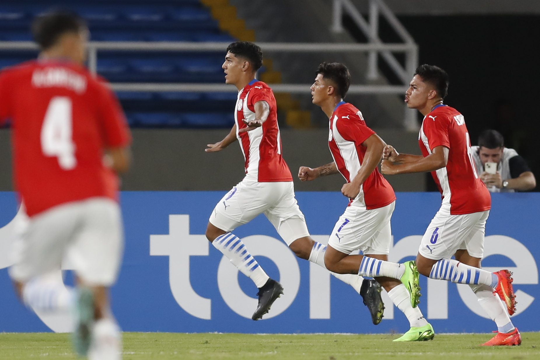 AMDEP240. CALI (COLOMBIA), 19/01/2023.- Allam Wlk Dure (c) de Paraguay celebra un gol de penalti hoy, en un partido de la fase de grupos del Campeonato Sudamericano Sub'20 entre las seleccione de Colombia y Paraguay en el estadio Pascual Guerrero en Cali (Colombia). EFE/ Ernesto Guzmán Jr.