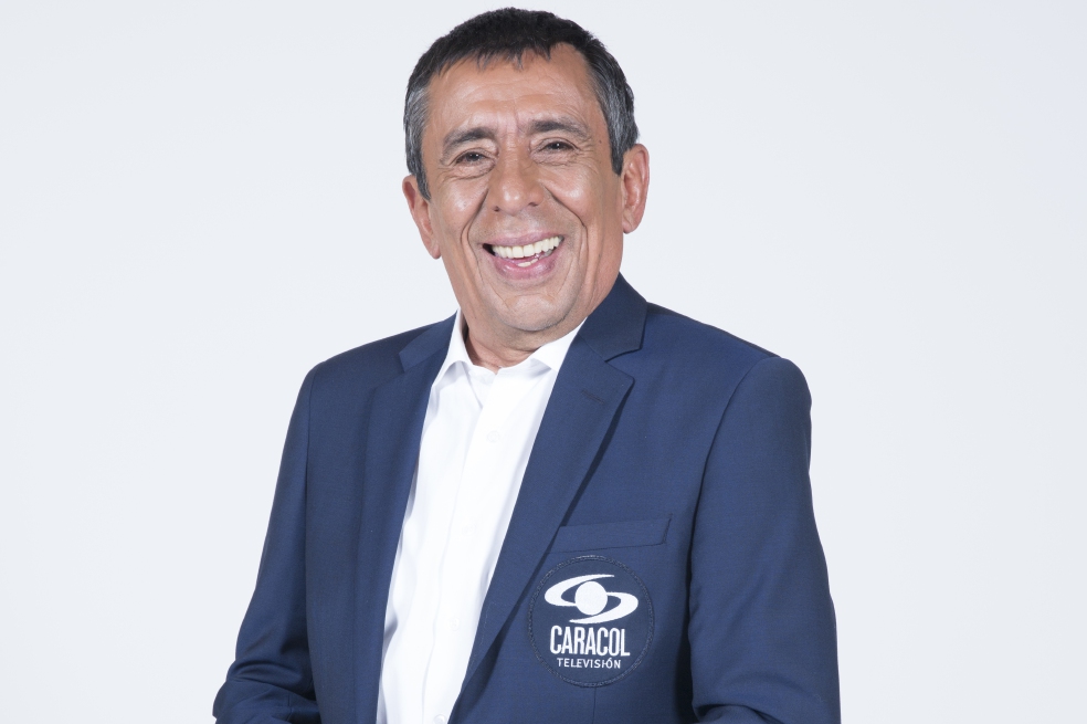 Rubén Darío Arcila ha sido narrador de ciclismo por más de 40 años. / Caracol TV