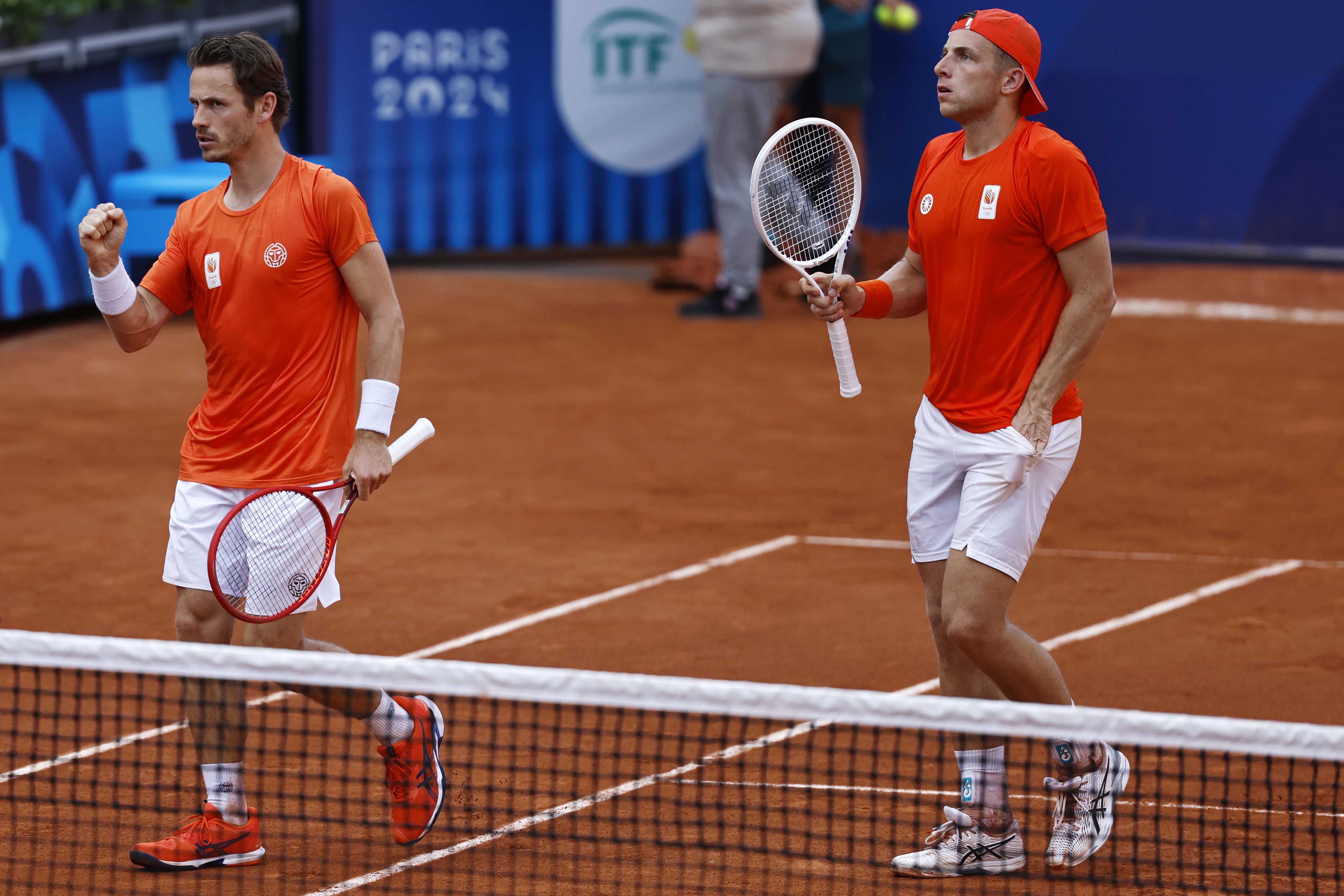 Paris (France), 30/07/2024.- Tallon Griekspoor and Wesley Koolhof of the Netherlands react during the Men's Doubles second round match against Rafael Nadal and Carlos Alcaraz of Spain at the Tennis competitions in the Paris 2024 Olympic Games, at the Roland Garros in Paris, France, 30 July 2024. (Tenis, Francia, Países Bajos; Holanda, España) EFE/EPA/RITCHIE B. TONGO