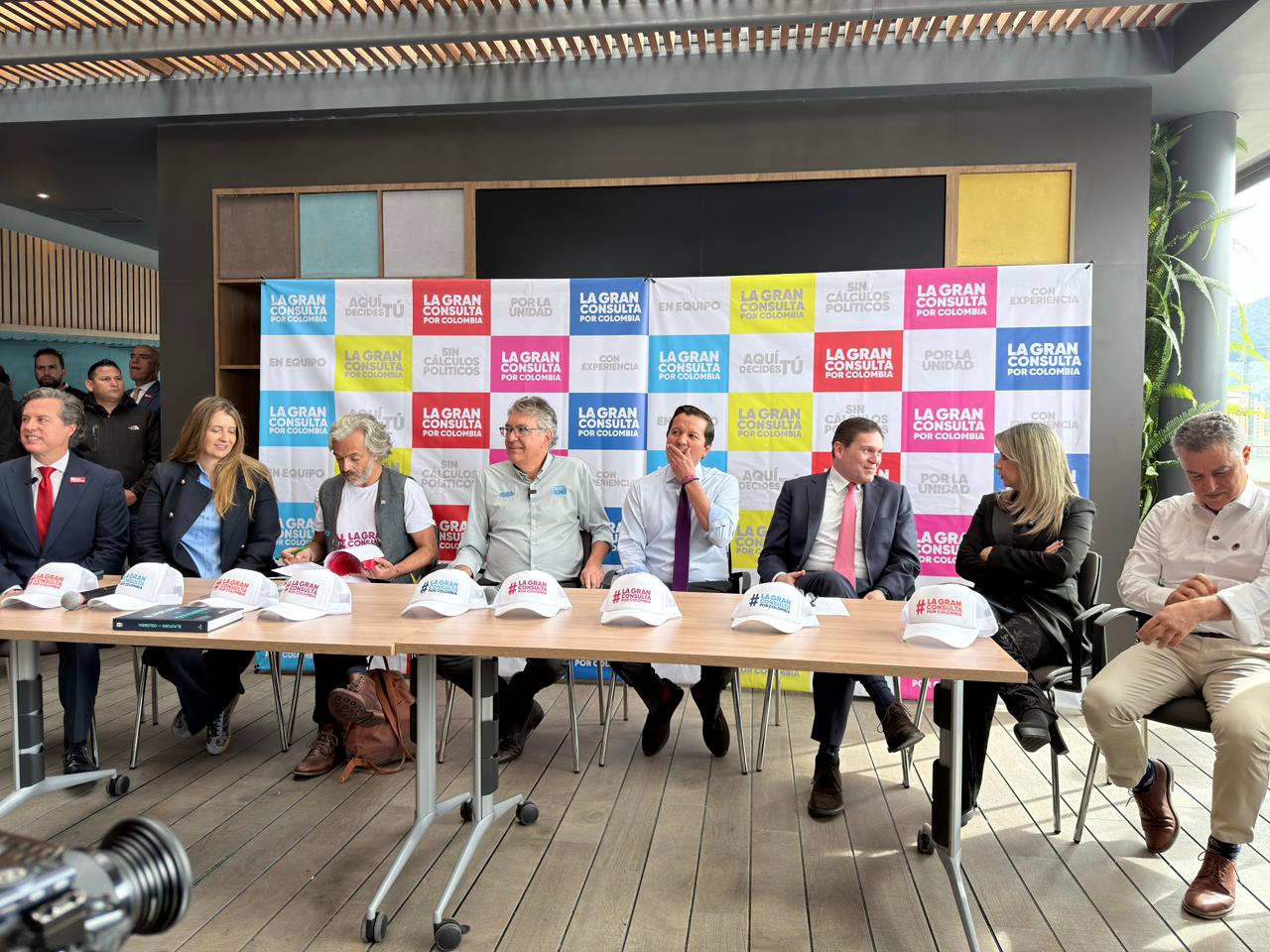 División en uribismo y coalición de la Gran Consulta por fórmula Valencia-Oviedo