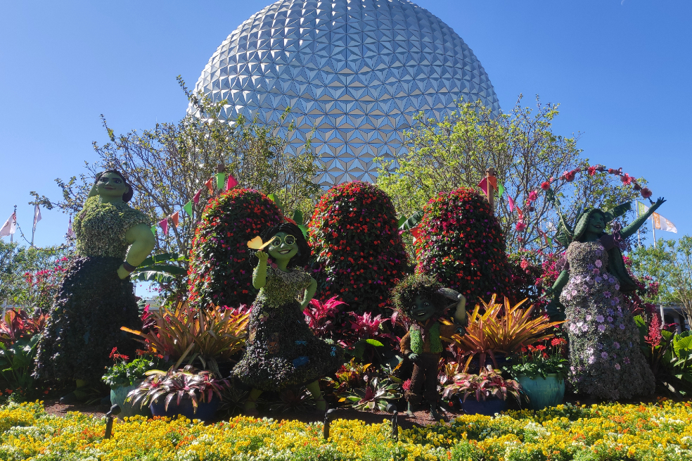 Debutando este año, los topiarios de Mirabel, Antonio, Isabela y Luisa de la película Encanto reciben a los visitantes en la entrada principal de Epcot.