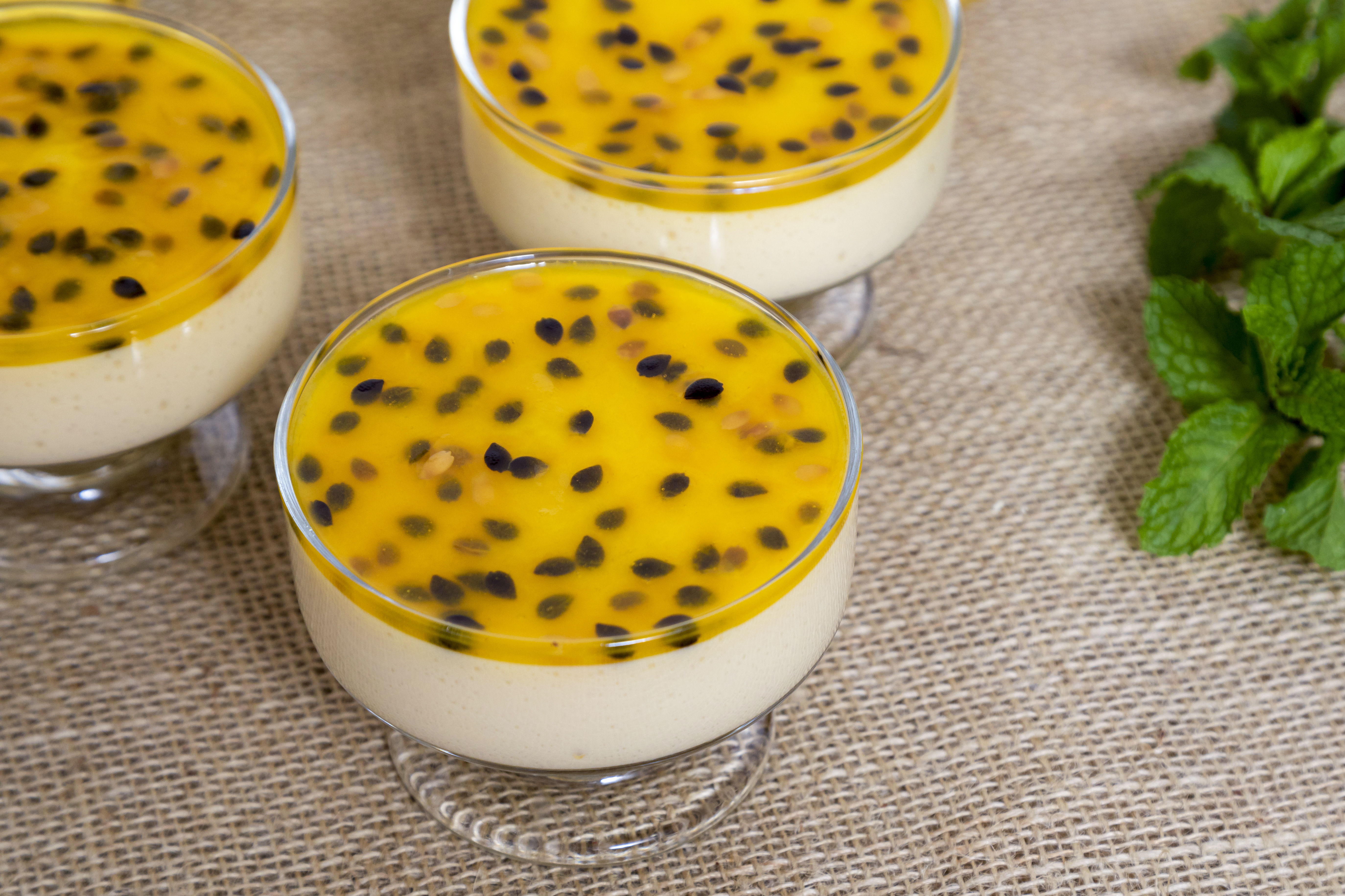 Recetas para preparar obleas, esponjado de maracuyá y postre de natas
