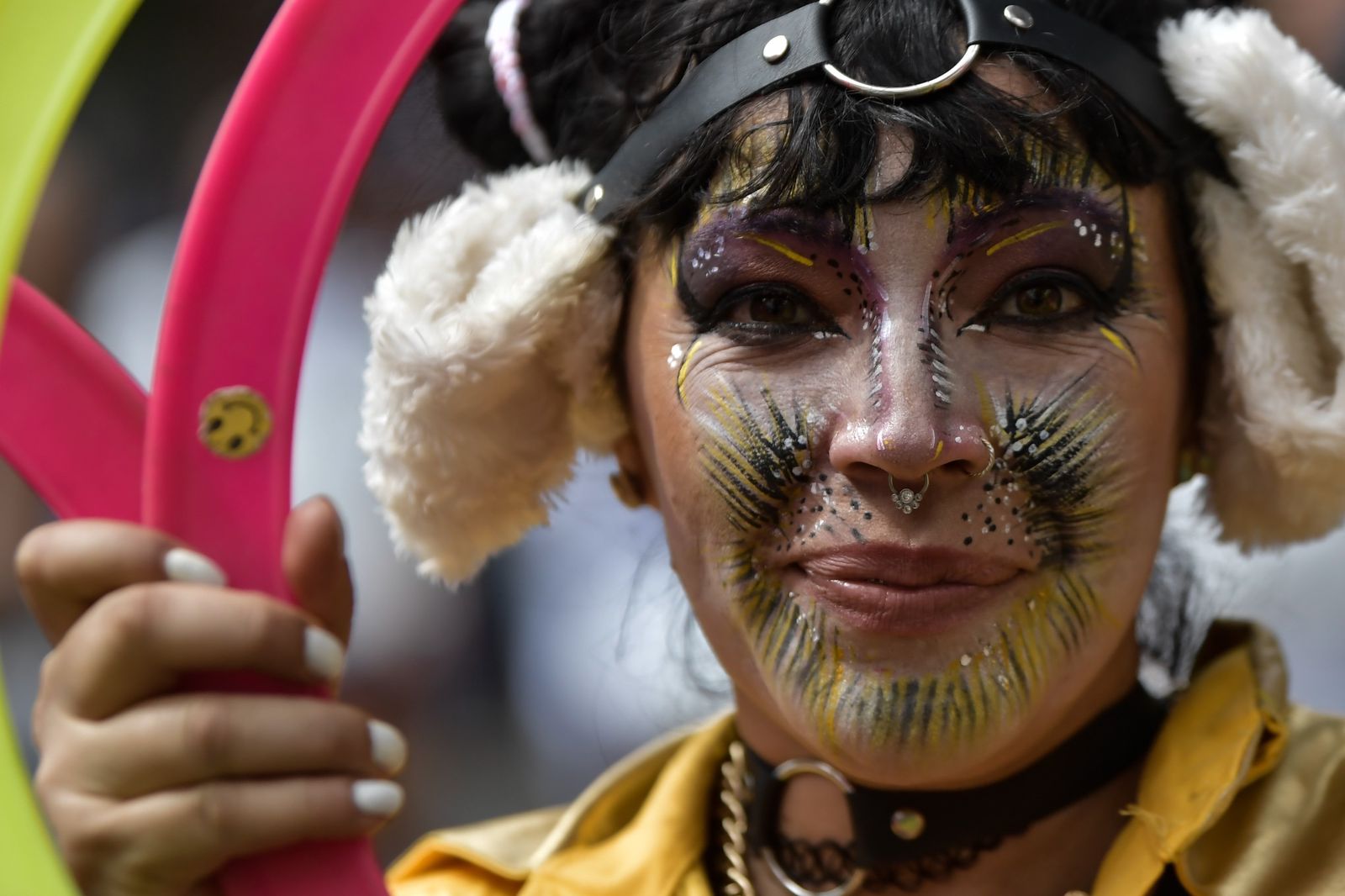 Maquillaje y vestuario artístico en el desfile del orgullo LGBTIQ+.