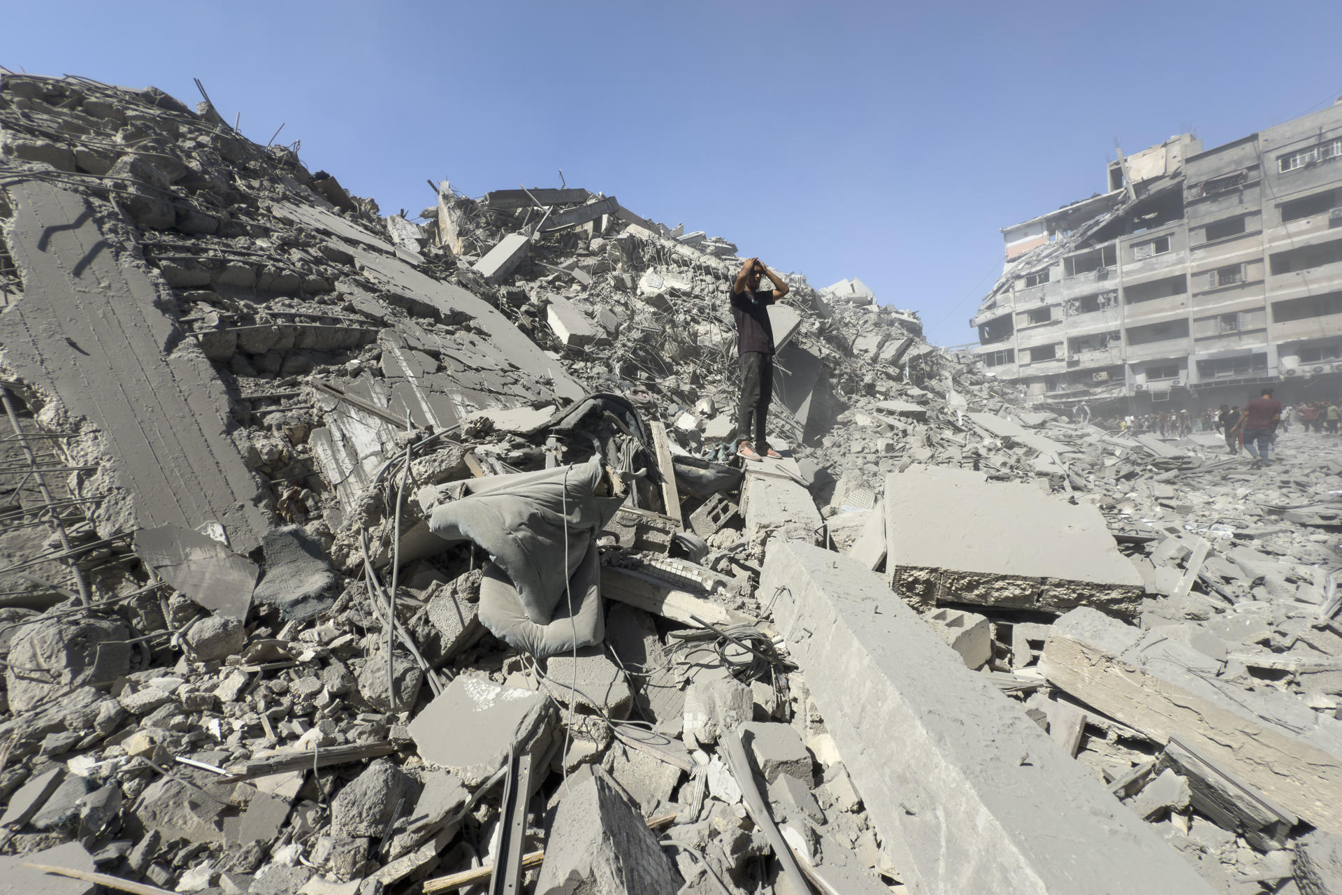 Israel abre una ruta para que los gazatíes huyan de Ciudad de Gaza, mientras sigue atacando