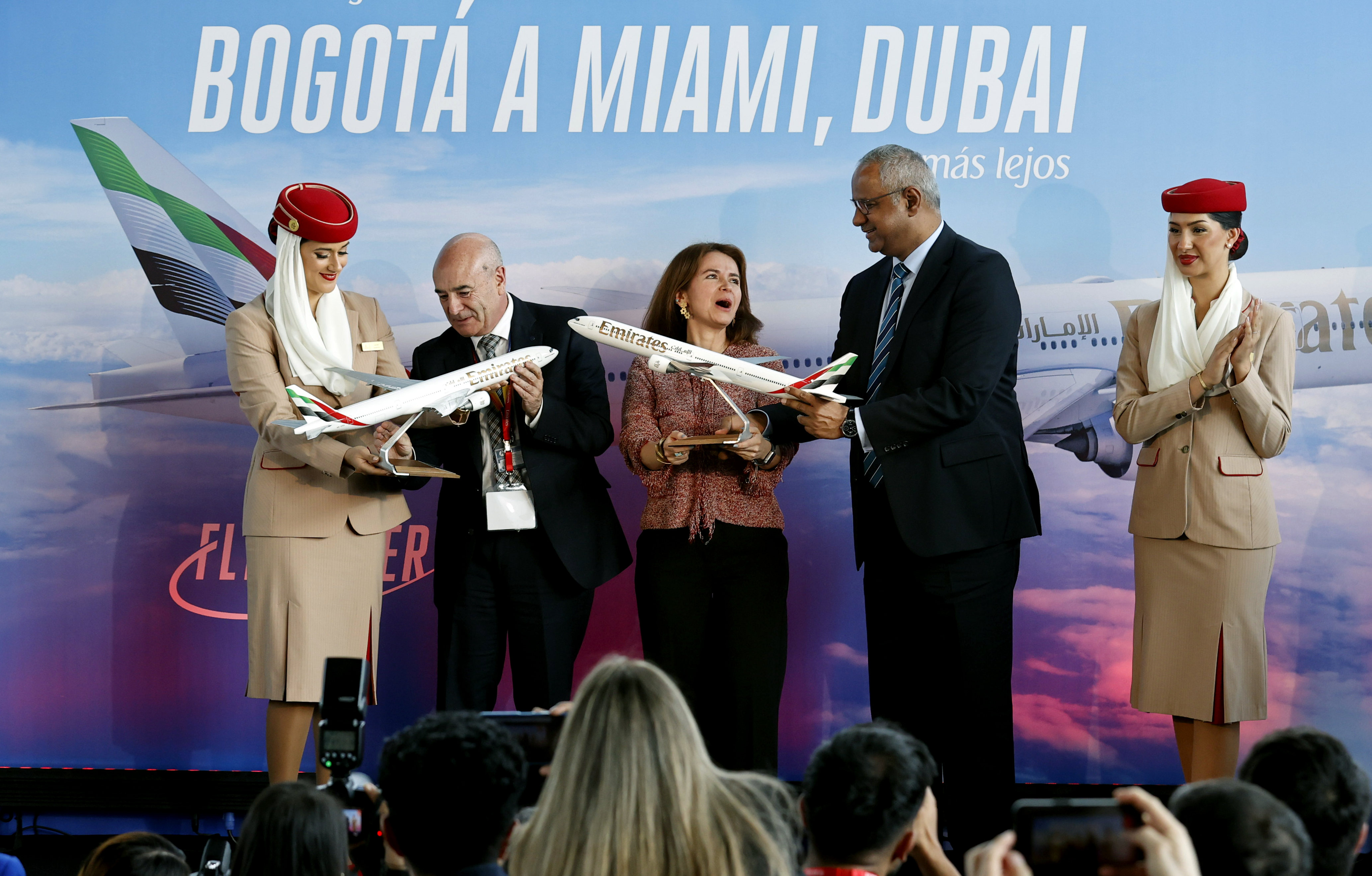 COL500. BOGOTÁ (COLOMBIA), 05/06/2024.- El vicepresidente ejecutivo de Ventas de Pasajes y Gestión de Países de la aerolínea Emirates, Nabil Sultan (2d), recibe un avión a escala junto a Sergio París (2i), director Aerocivil, y Natali Leal (c), directora de OPAIN, este miércoles en el aeropuerto El Dorado en Bogotá (Colombia). La aerolínea Emirates dio el pistoletazo de salida para su nueva ruta entre Dubái y Bogotá con escala en Miami, un "momento histórico" que refuerza las relaciones entre Colombia y Emiratos Árabes Unidos (UAE) y que supone la "primera gran conexión entre Oriente Medio y el norte de Sudamérica". EFE/ Mauricio Dueñas Castañeda