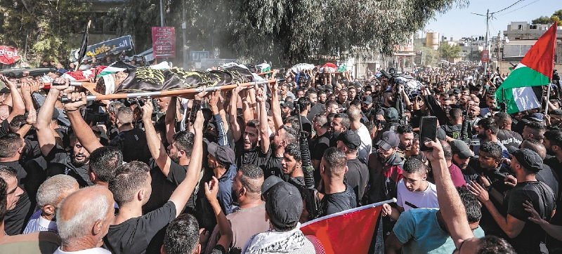 Cisjordania vive los días más violentos en más de 20 años. En la imagen, el funeral de seis jóvenes fallecidos ayer en la ciudad de Yenín.