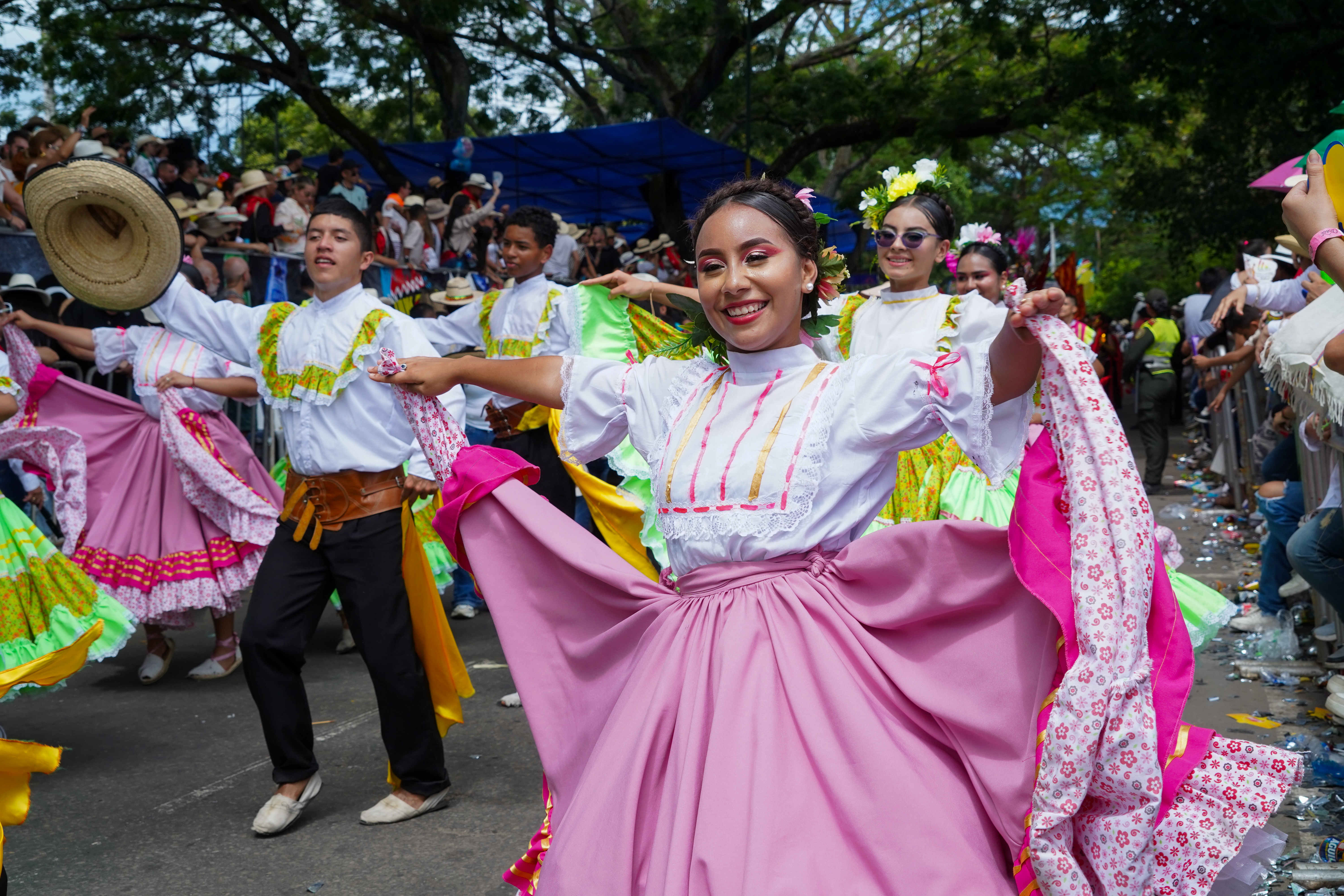 El evento fue acompañado por cabalgatas y bailarines de Bambuco Tradicional, que recordaron las raíces del folclor huilense. Cada detalle del desfile resaltó el valor del patrimonio inmaterial de la región, proyectando su riqueza cultural a nivel nacional e internacional.