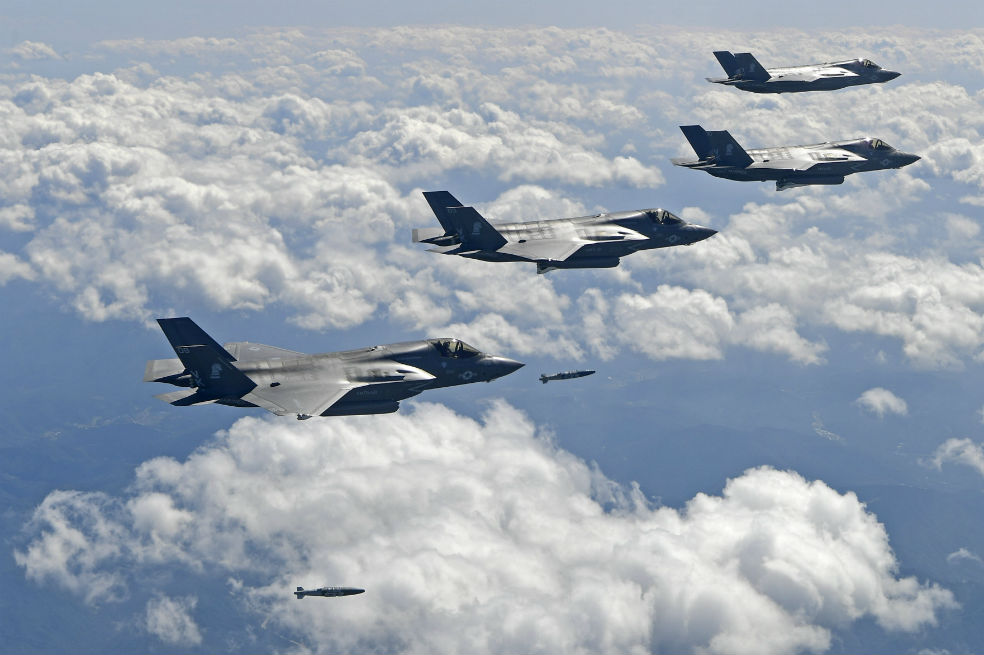 Cazas y bombarderos de EE.UU. simulan ataque cerca de Corea del Norte