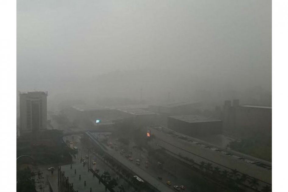 Fuerte aguacero en Medellín provocó caída de árboles e inundaciones
