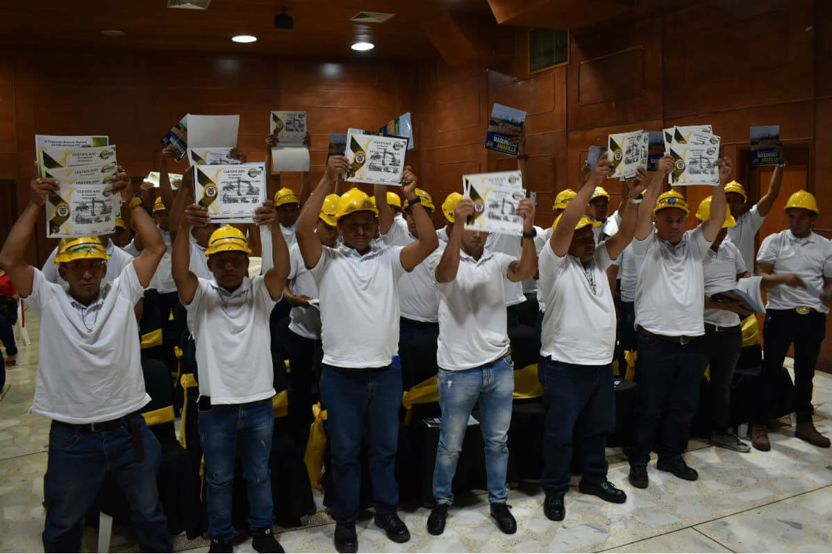Más de 60 excombatientes de las Farc se graduaron como operarios de maquinaria amarilla