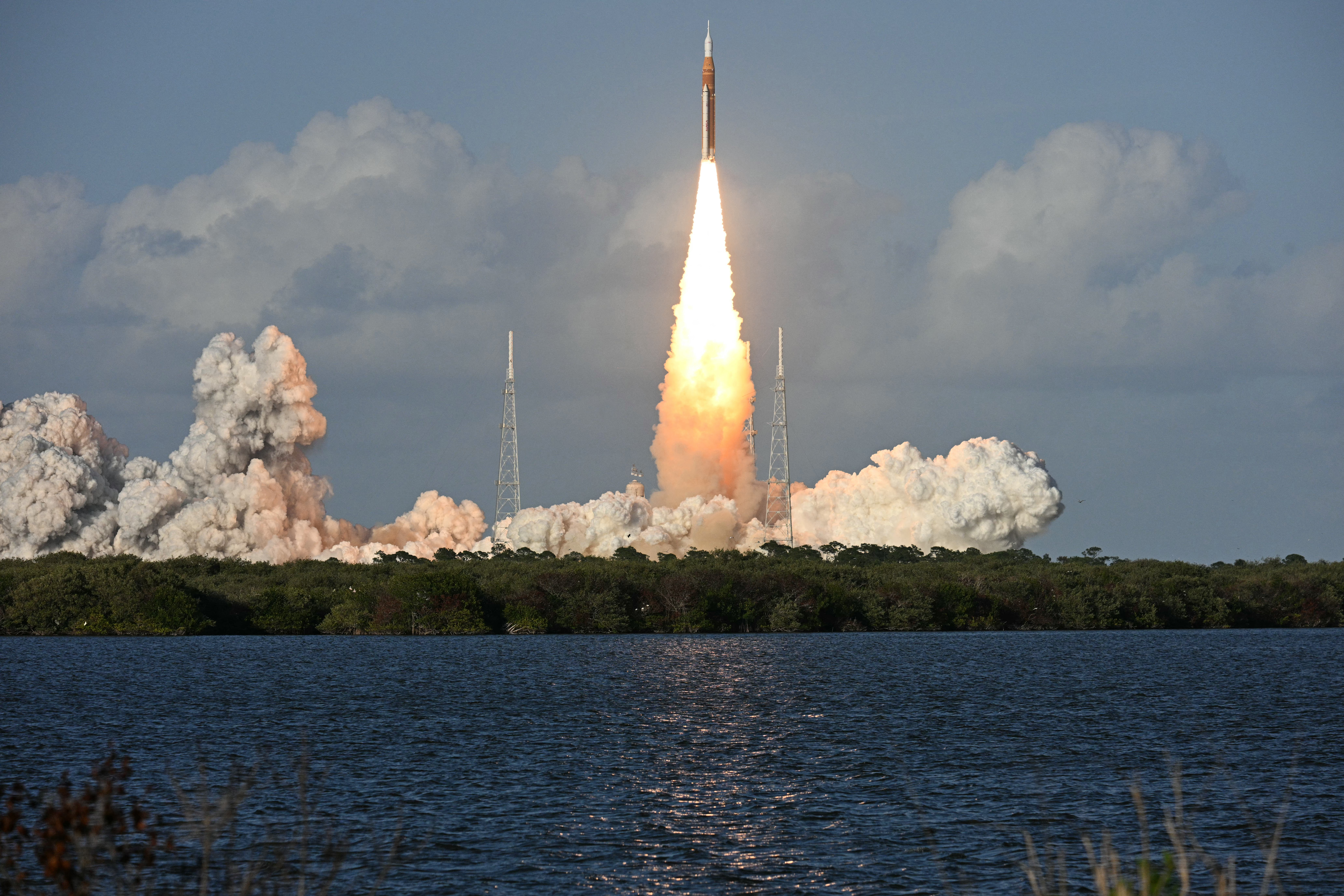 La misión lunar tripulada Artemis II despegó desde el Centro Espacial Kennedy en Cabo Cañaveral, Florida, el 1 de abril de 2026. Artemis II es un vuelo de 10 días con cuatro astronautas en una órbita alrededor de la Luna, lo que marca la primera vez que los humanos viajan más allá de la órbita terrestre baja desde la misión Apolo 17 en 1972. /JIM WATSON / AFP