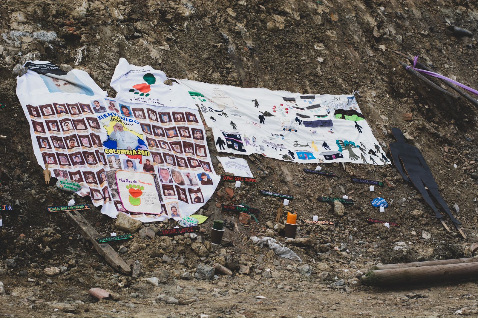 Las fotografías de los desaparecidos, colgadas con reverencia, son un recordatorio palpable de las vidas atravesadas por la violencia del conflicto armado en Colombia.