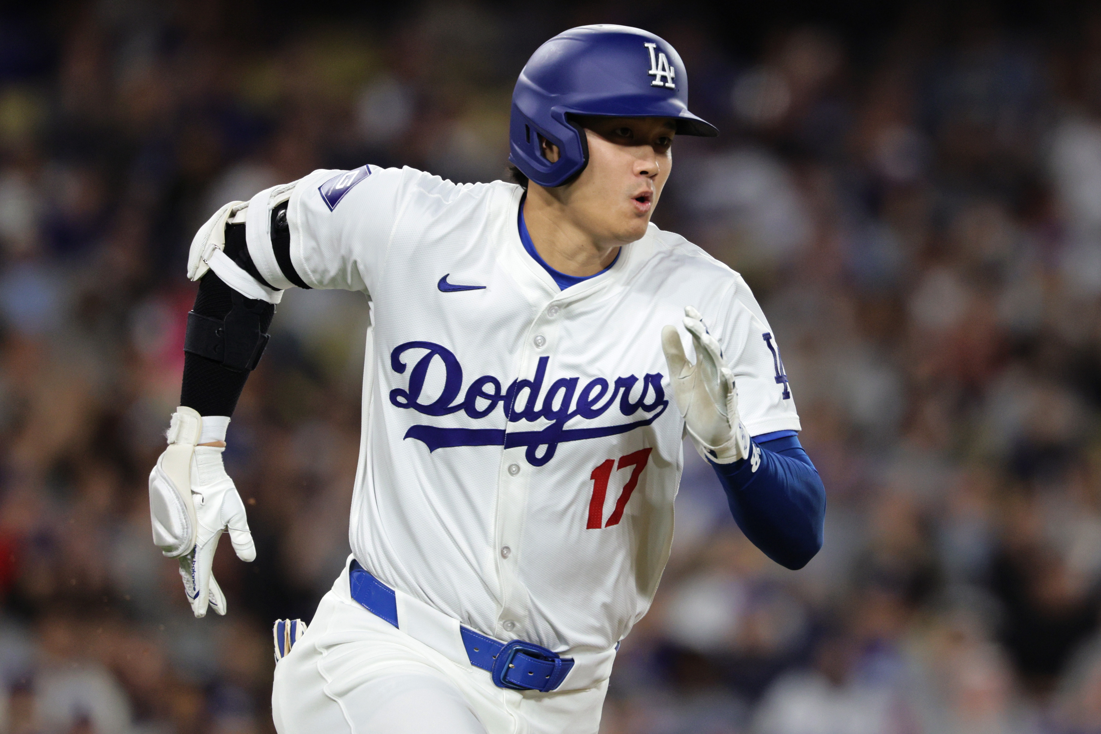 Los Angeles (United States), 02/04/2024.- Los Angeles Dodgers Shohei Ohtani runs after hitting a double during the third inning of the MLB baseball game between the Los Angeles Dodgers and the San Francisco Giants in Los Angeles, California, USA, 01 April 2024. EFE/EPA/ALLISON DINNER