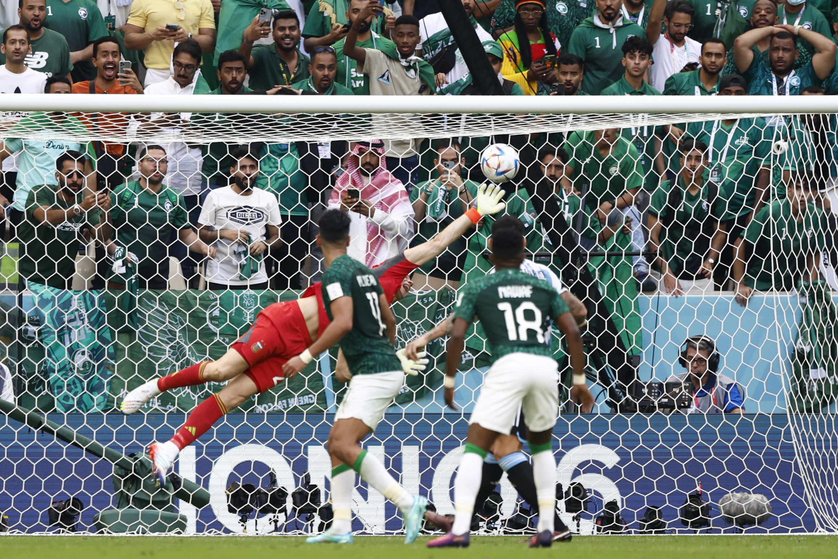 GR2008. LUSAIL (CATAR), 22/11/2022.- Emiliano Martinez de Argentina recibe un gol de Arabia Saudita hoy, en un partido de la fase de grupos del Mundial de Fútbol Qatar 2022 entre Argentina y Arabia Saudita en el estadio de Lusail  (Catar). EFE . EFE/ Rodrigo Jiménez