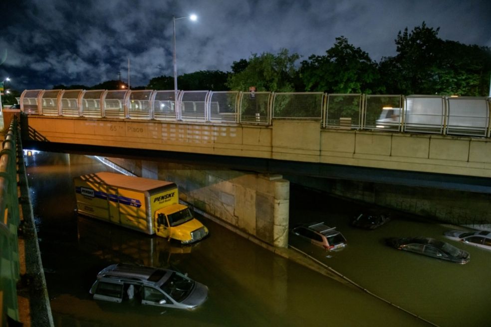 Por lo menos nueve personas han muerto por las inundaciones en Nueva York, incluido un niño de 2 años.