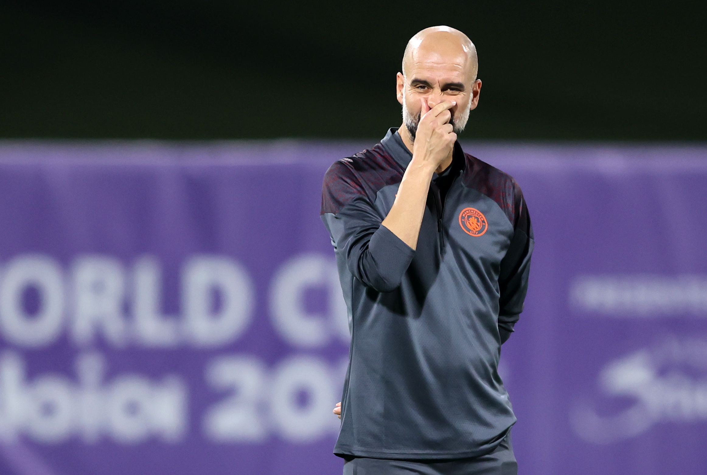 Jeddah (Saudi Arabia), 18/12/2023.- Manchester City manager Pep Guaridola gestures during a training session of the team in Jeddah, Saudi Arabia, 18 December 2023. Urawa Red Diamonds face Manchester City in the FIFA Clubs World Cup seminfinal on 19 December 2023. (Mundial de Fútbol, Arabia Saudita) EFE/EPA/ALI HAIDER
