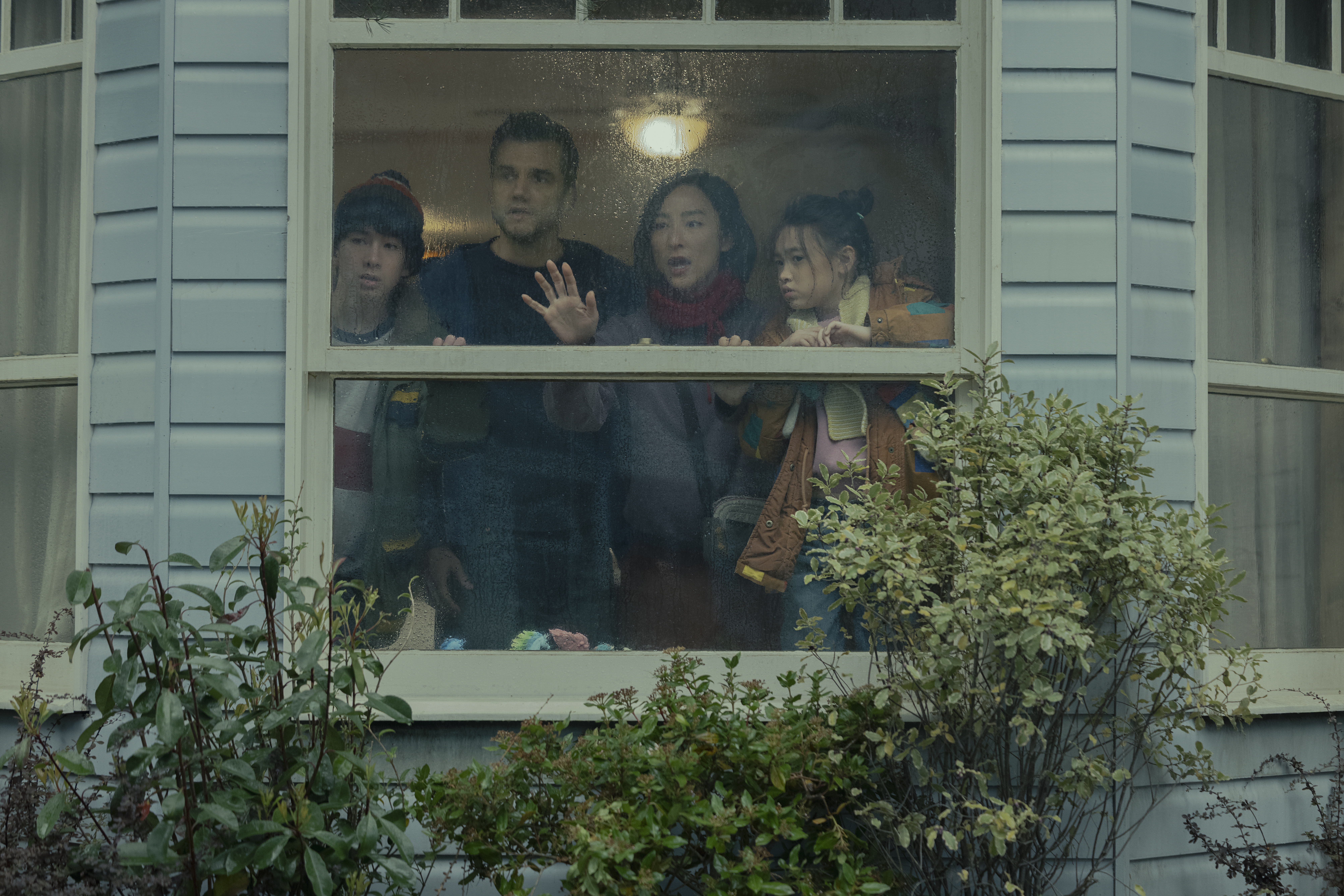 The Last House. (L-R) Noah Alexander Sosnowski as Graham, Wagner Moura as Jason, Greta Lee as Ann, Riley Chung as Ruth in The Last House. Cr. Chris Baker/Netflix © 2026‘
