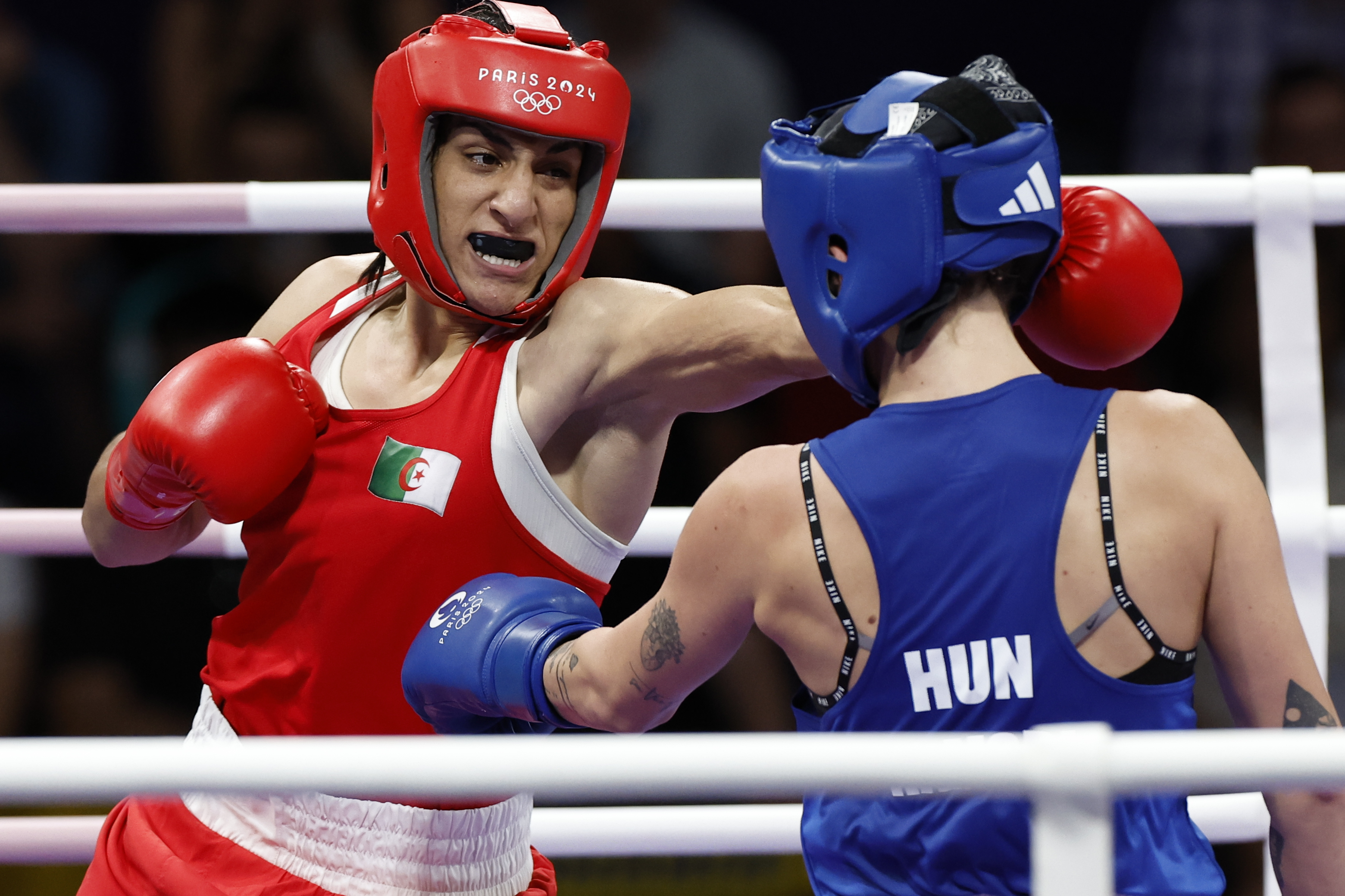SEINE-SAINT DENIS, 03/08/2024.- La boxeadora argelina Imane Khelif (rojo) ante la húngara Anna Luca Hamori (azul) durante el combate de cuartos de final femenino, categoría 66kg, de los Juegos Olímpicos de París 2024, en North Paris Arena de Seine-Saint Denis. EFE/ Miguel Toña