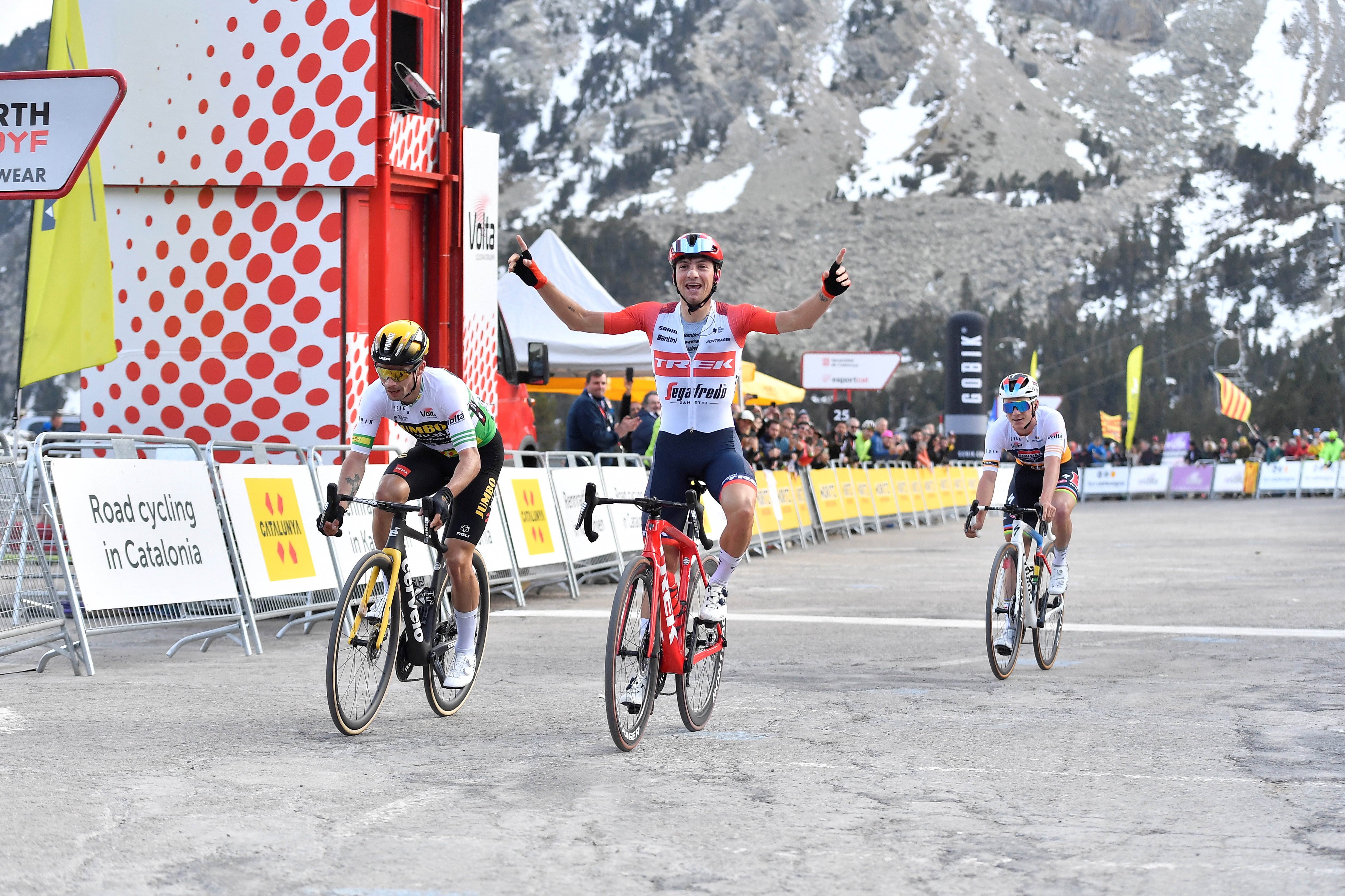 Vuelta a Cataluña: Ciccone se impuso en la segunda etapa y Chaves fue protagonista