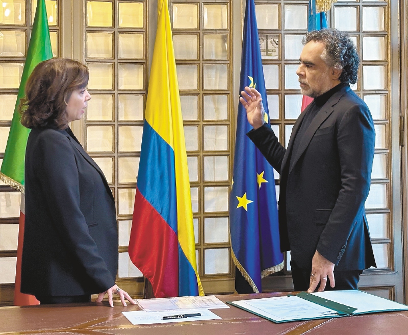 ¿Tiembla el puesto de Benedetti como embajador? Tribunal admite demanda