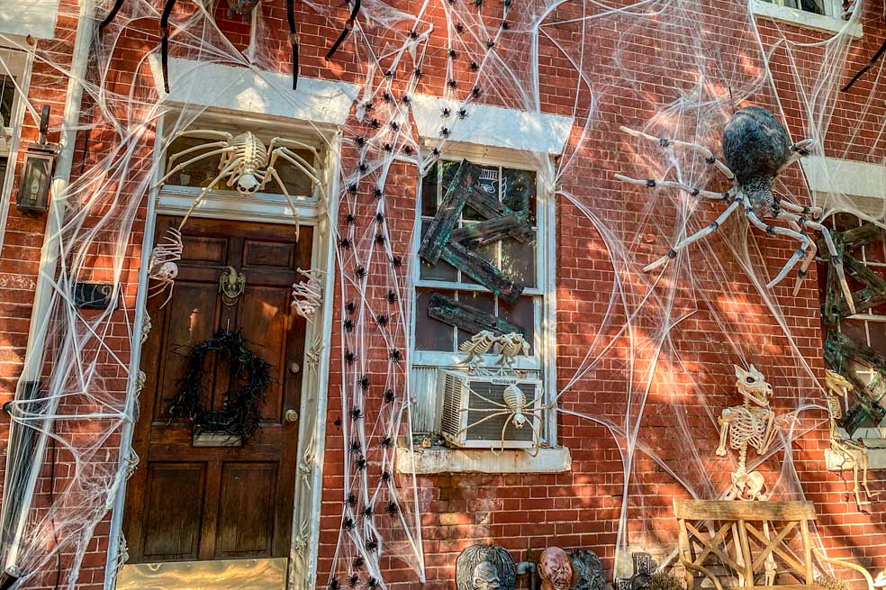 6 ideas de decoración de puertas para Halloween