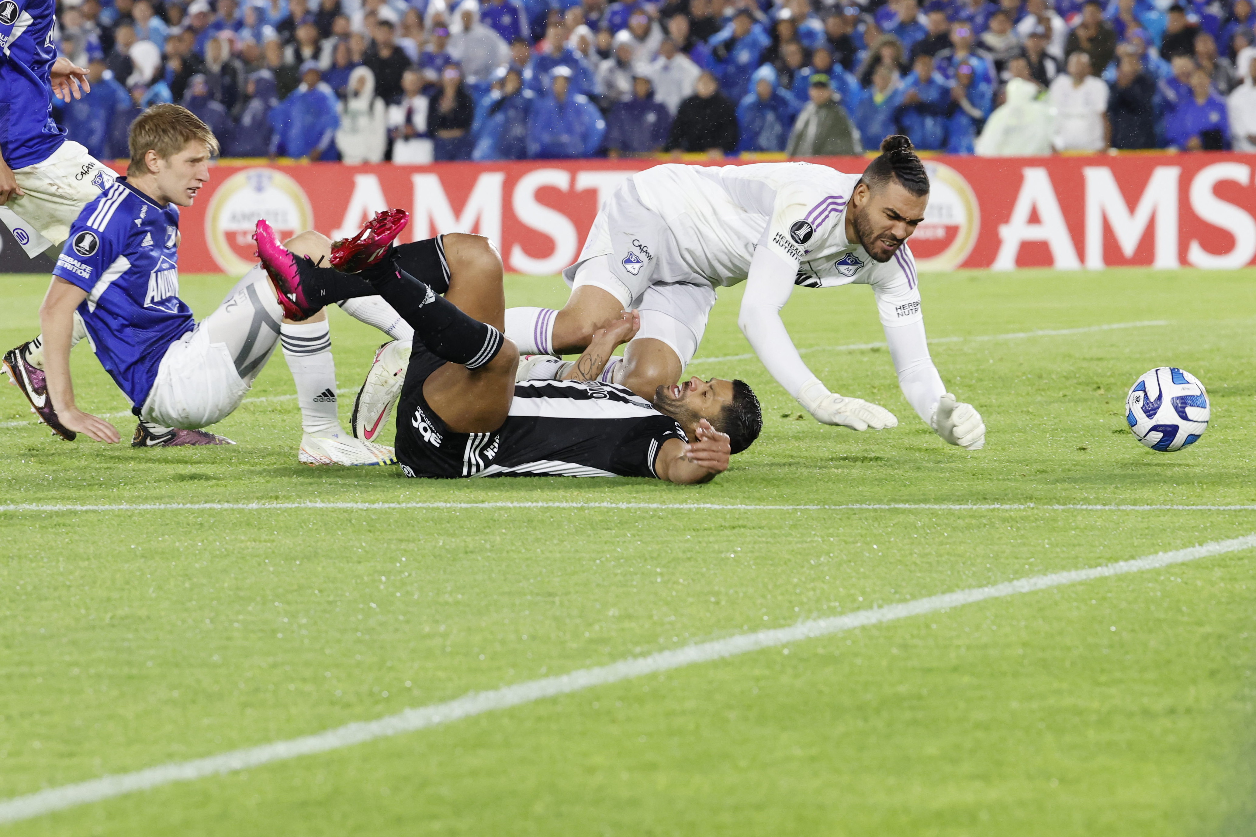 AMDEP2123. BOGOTÁ (COLOMBIA), 08/03/2023.- Álvaro Montero (d) arquero de Millonarios disputa el balón con Hulk (c) de Mineiro hoy, en un partido de la Copa Libertadores entre Millonarios y Atlético Mineiro en el estadio El Campín en Bogotá (Colombia). EFE/ Mauricio Dueñas Castañeda
