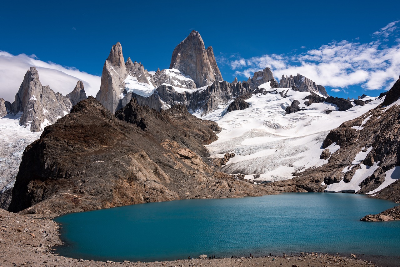 Chile, un país de salares, selvas tropicales, volcanes, glaciares y fiordos repartidos a lo largo de 4720 km, respira aires de cambio con la ampliación de parques y un joven y emprendedor presidente. En la capital, Santiago, los chefs exploran el potencial de los ingredientes autóctonos, mientras que los viticultores de valles olvidados descubren métodos más naturales para elaborar sus vinos. La remota Rapa Nui (isla de Pascua) reimagina su relación con el turismo por un futuro más sostenible, al tiempo que la labor de resilvestración en la Patagonia restaura la rica biodiversidad de la región.