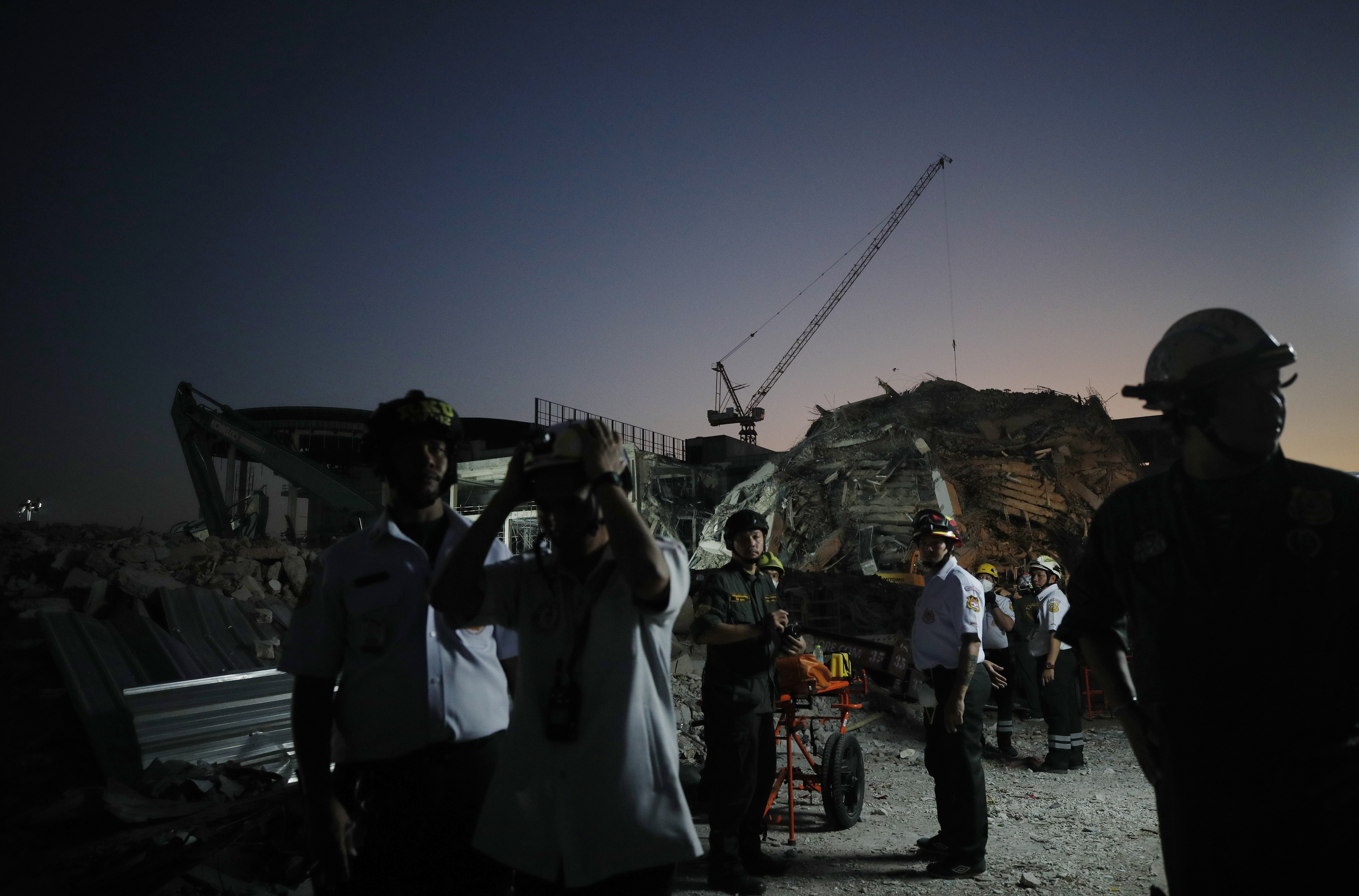 Bangkok (Thailand), 28/03/2025.- Rescue workers search for survivors at the site of a collapsed building following an earthquake in Bangkok, Thailand, 28 March 2025. According to the National Institute for Emergency Medicine, 70 construction workers are missing at the site following a 7.7-magnitude earthquake that struck Myanmar and caused tremors that could be felt in neighboring Thailand. (Terremoto/sismo, Birmania, Tailandia) EFE/EPA/RUNGROJ YONGRIT