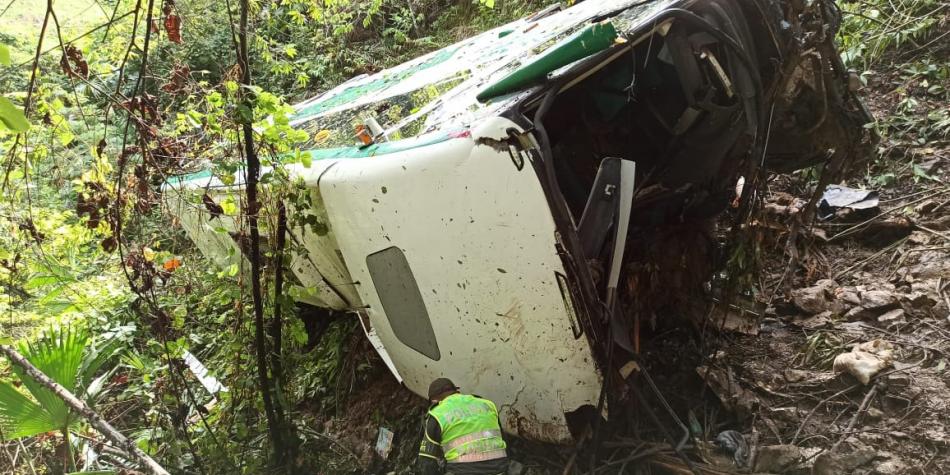Bus intermunicipal cayó a abismo en vía entre Santa Marta y Bucaramanga
