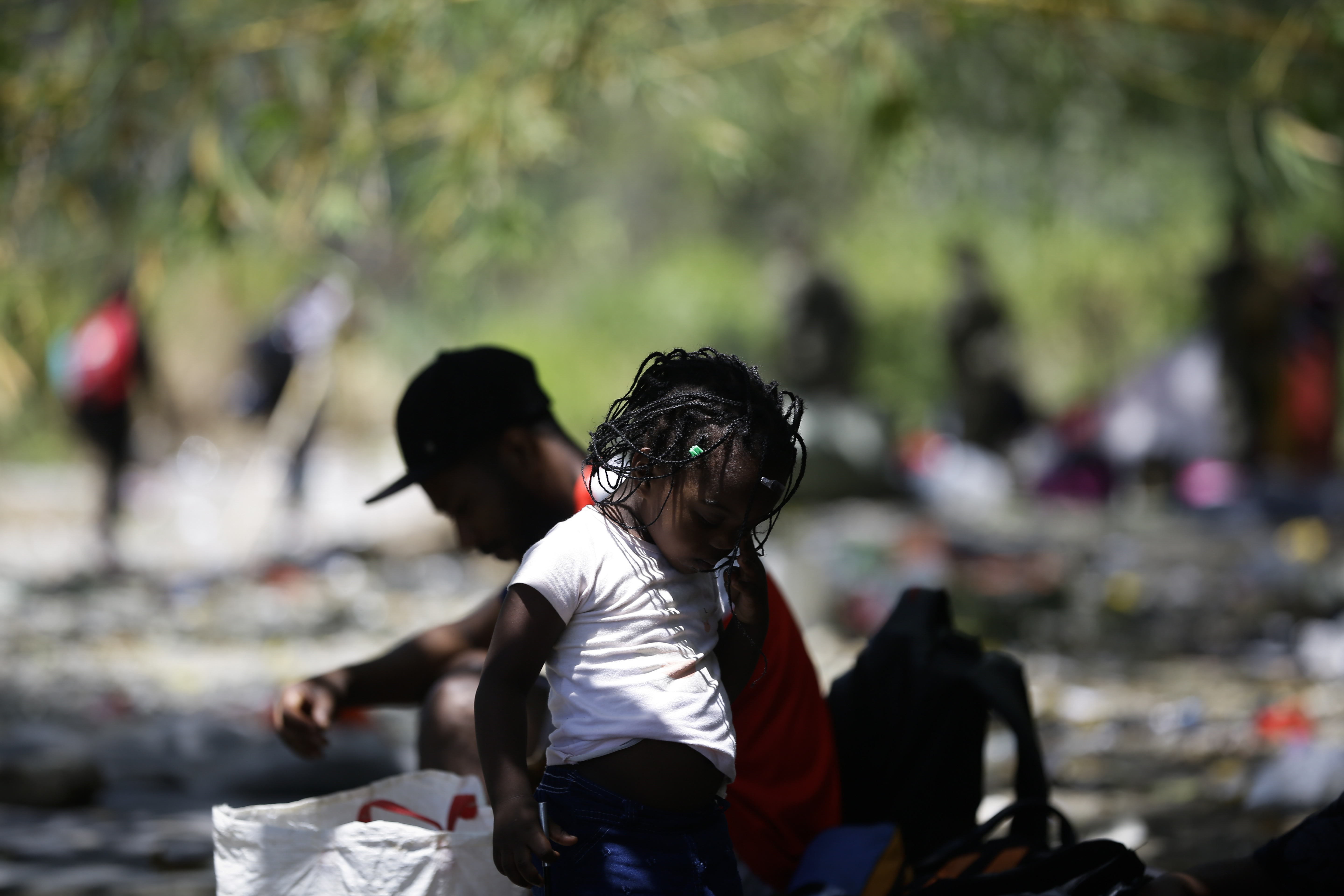 -FOTOGALERÍA- AME4250. BAJO CHIQUITO (PANAMÁ), 21/03/2023.- Personas y niños migrantes descansan en la selva mientras esperan para ser trasladados en canoa desde la Quebrada León hasta a la comunidad de Bajo Chiquito, el 10 de marzo de 2023, en Darién (Panamá). "Guerreros", repiten las madres, hijos guerreros que han aguantado largas caminatas, hambre, sed, el calor, picaduras de insectos, superar ríos y cerros, para sobrevivir a la selva del Darién en su ruta hacia Estados Unidos. Recién salidos de esta selva que hace de frontera natural entre Colombia y Panamá, los migrantes llegan hasta la conocida como Quebrada del León, donde les esperan unas piraguas de indígenas que los descenderán por el casi seco río Tuquesa hasta Bajo Chiquito, una pequeña población emberá donde podrán al fin reposar tranquilos. EFE/ Bienvenido Velasco