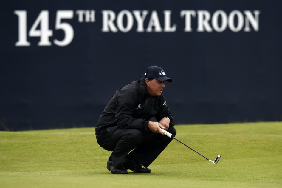 El estadounidense Phil Mickelson, en el green del hoyo 18 del Royal Troon, durante la segunda jornada del Abierto Británico de Golf. / AFP