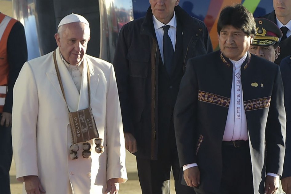 El presidente boliviano, Evo Morales, recibió al papa en el aeropuerto internacional de El Alto, en Bolivia / AFP