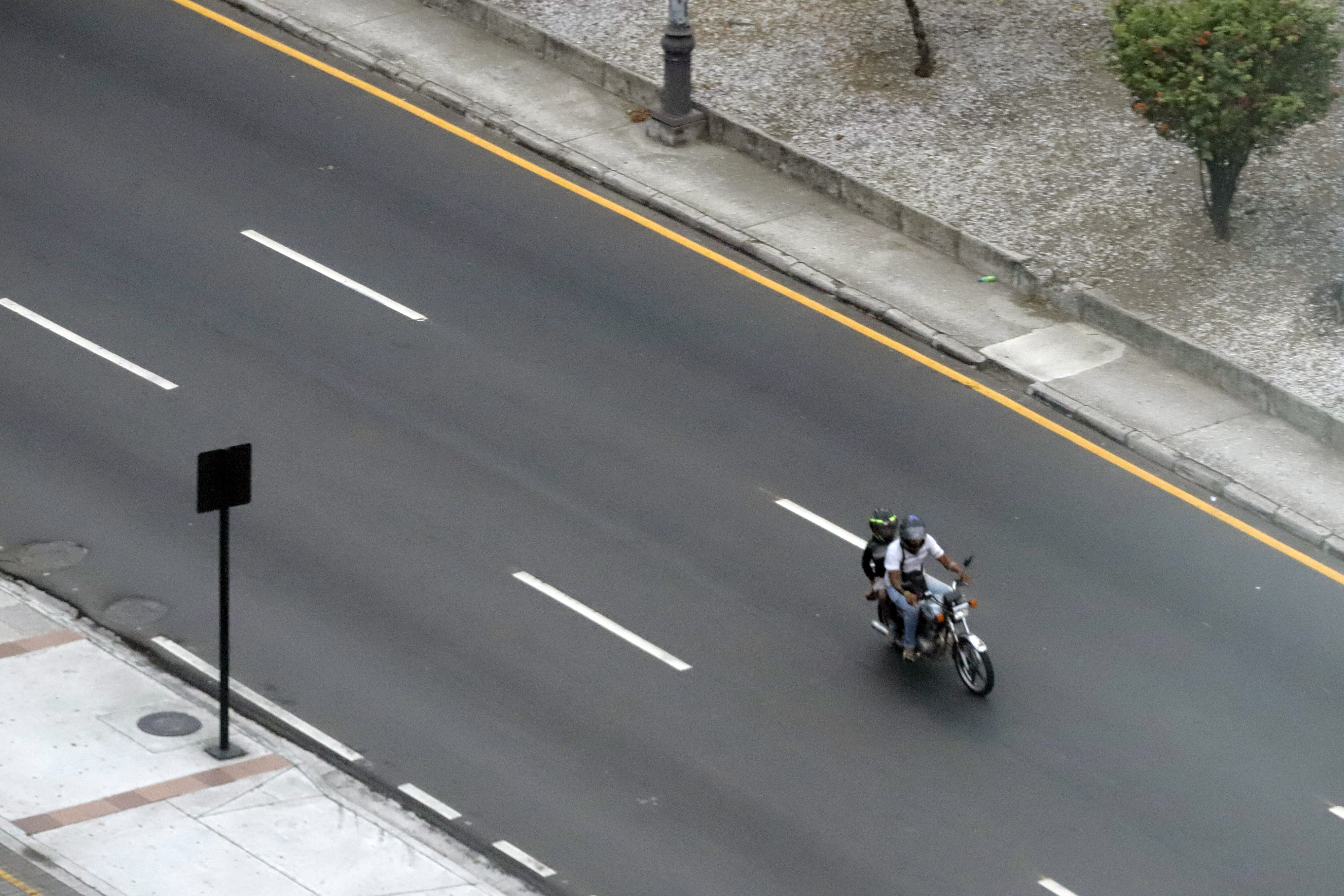 AMDEP4267. GUAYAQUIL (ECUADOR), 10/01/2024.- Una pareja transita en una motocicleta al termino del toque de queda entre las 23.00 y las 05.00 decretado por el gobierno del presidente de Ecuador Daniel Noboa hoy, en Guayaquil (Ecuador). Incertidumbre. Esa es la palabra que describe el común denominador entre los pocos viajeros que en la noche del martes y el amanecer del miércoles arribaron al aeropuerto José Joaquín Olmedo de la ciudad ecuatoriana de Guayaquil, en medio de una jornada violenta que llevó a Noboa a declarar el "conflicto armado interno". EFE/ Carlos Durán Araújo