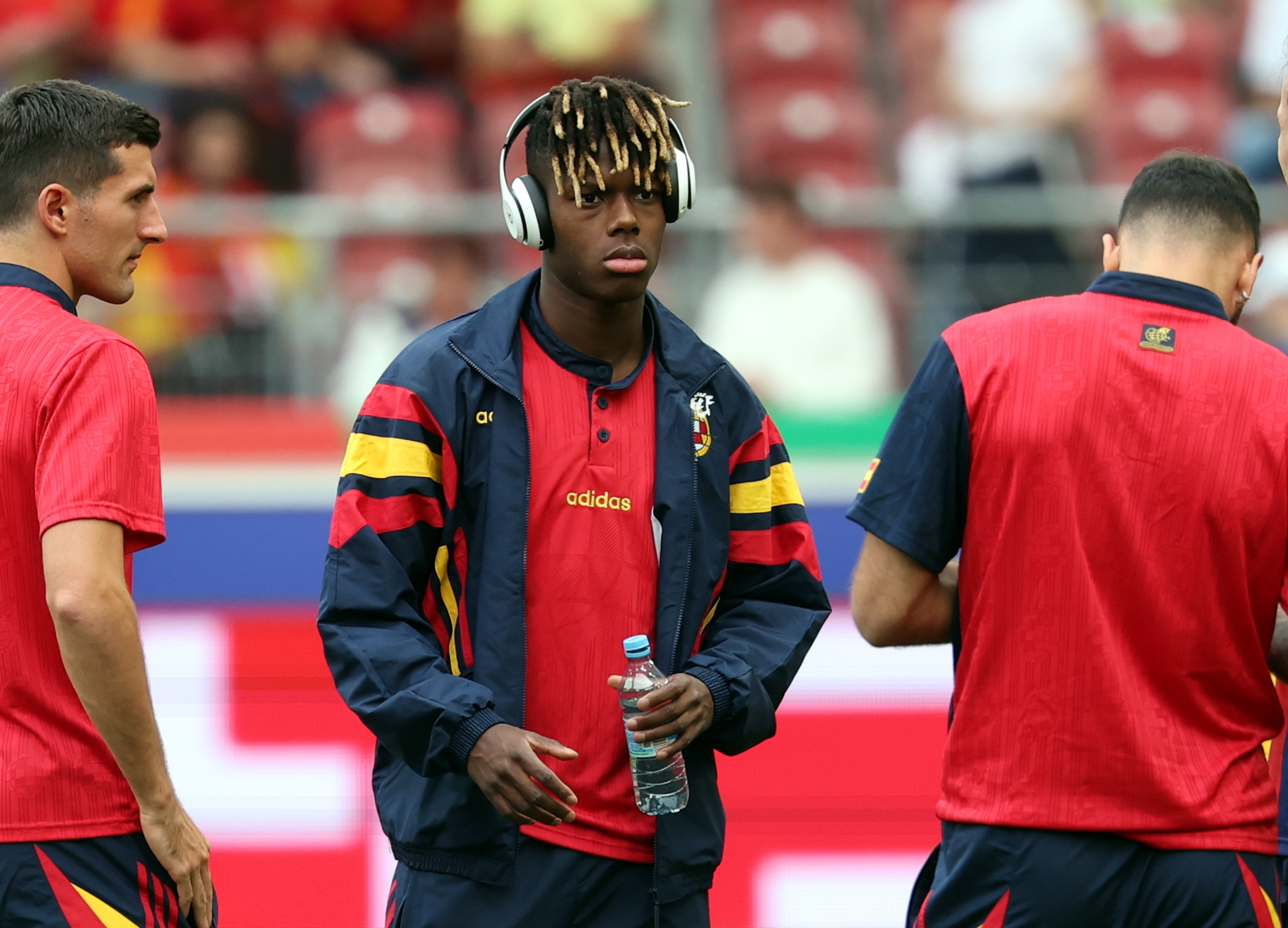Stuttgart (Germany), 05/07/2024.- Nico Williams of Spain (C) during the pitch inspection ahead of the UEFA EURO 2024 quarter-finals soccer match between Spain and Germany, in Stuttgart, Germany, 05 July 2024. (Alemania, España) EFE/EPA/FRIEDEMANN VOGEL
