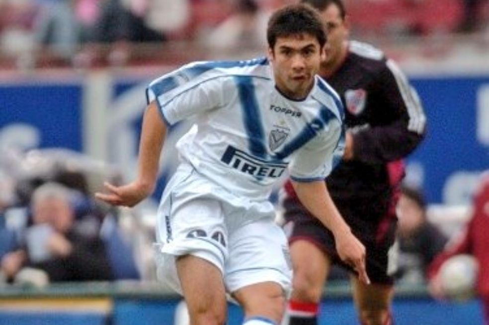 Marcelo Bravo: “el indio” pasó por el fútbol profesional por dos cortos años. En 2005 el cuerpo médico del Vélez Sársfield le detectó una hipertrofia cardiovascular lo que lo obligó a retirarse con tan solo 20 años. Inmediatamente después de su retiro pasó a ser parte del cuerpo técnico de su equipo con el entrenador Miguel Ángel Russo.