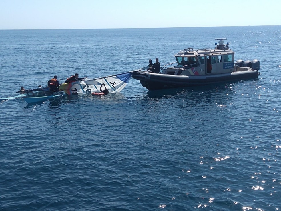 Un barco y una pequeña embarcación en mar abierto.