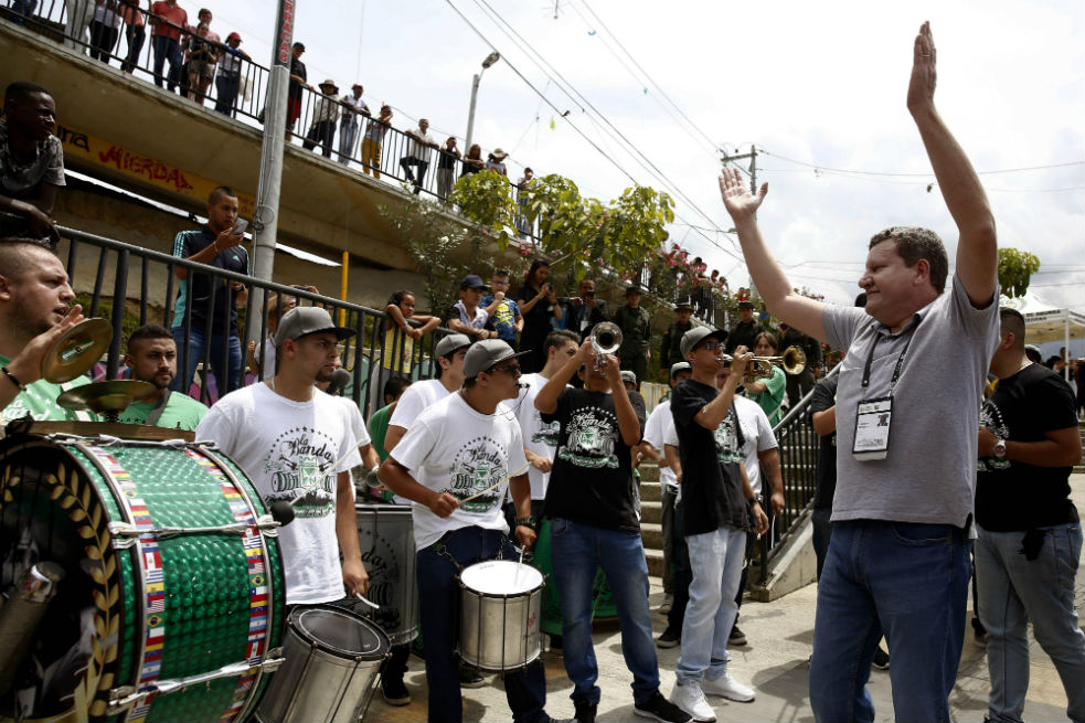 El alcalde de Chapecó (Brasil), Luciano José Buligon (d), canta este jueves con integrantes de la barra del equipo de fútbol Atlético Nacional durante un recorrido por la comuna 13.EFE/ Luis Eduardo Noriega A.Al ritmo del "vamos, vamos, Chapé", que interpretaron miembros de la barra de Atlético Nacional, fue recordada la hermandad que existe entre las dos ciudades tras la tragedia aérea del Chapecoense. "Siento emociones porque Medellín está para siempre en el corazón no solo de Chapecó, sino de Brasil", comentó Buligón, quien en su participación en el Foro de los Alcaldes habló de resiliencia y sostenibilidad.