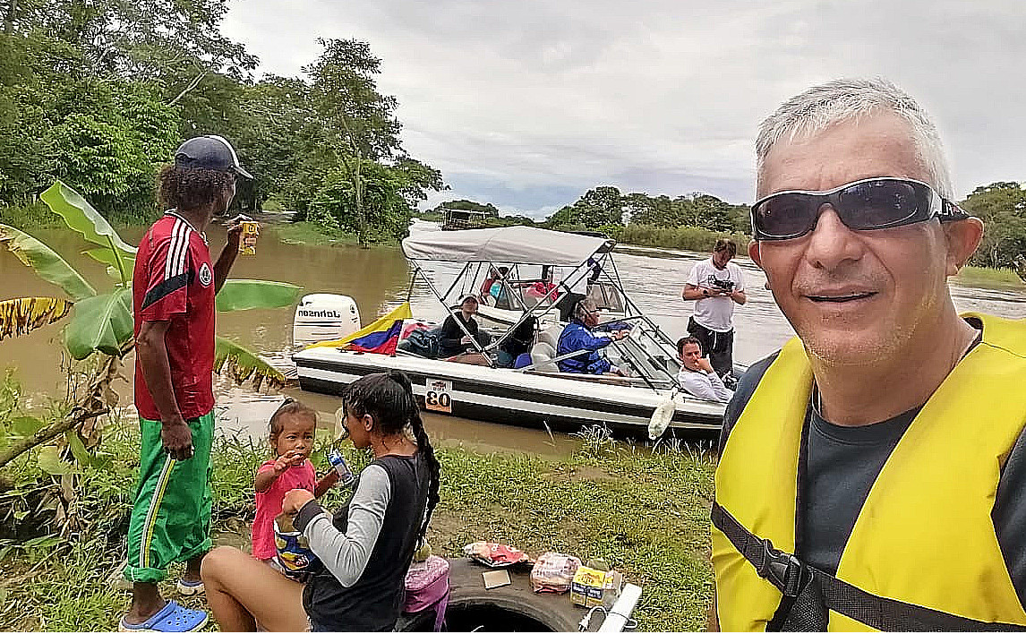 Juan Daniel Sánchez y su equipo esperan  la caravana de lanchas, mientras aprenden de una familia que vive al borde del río Meta.