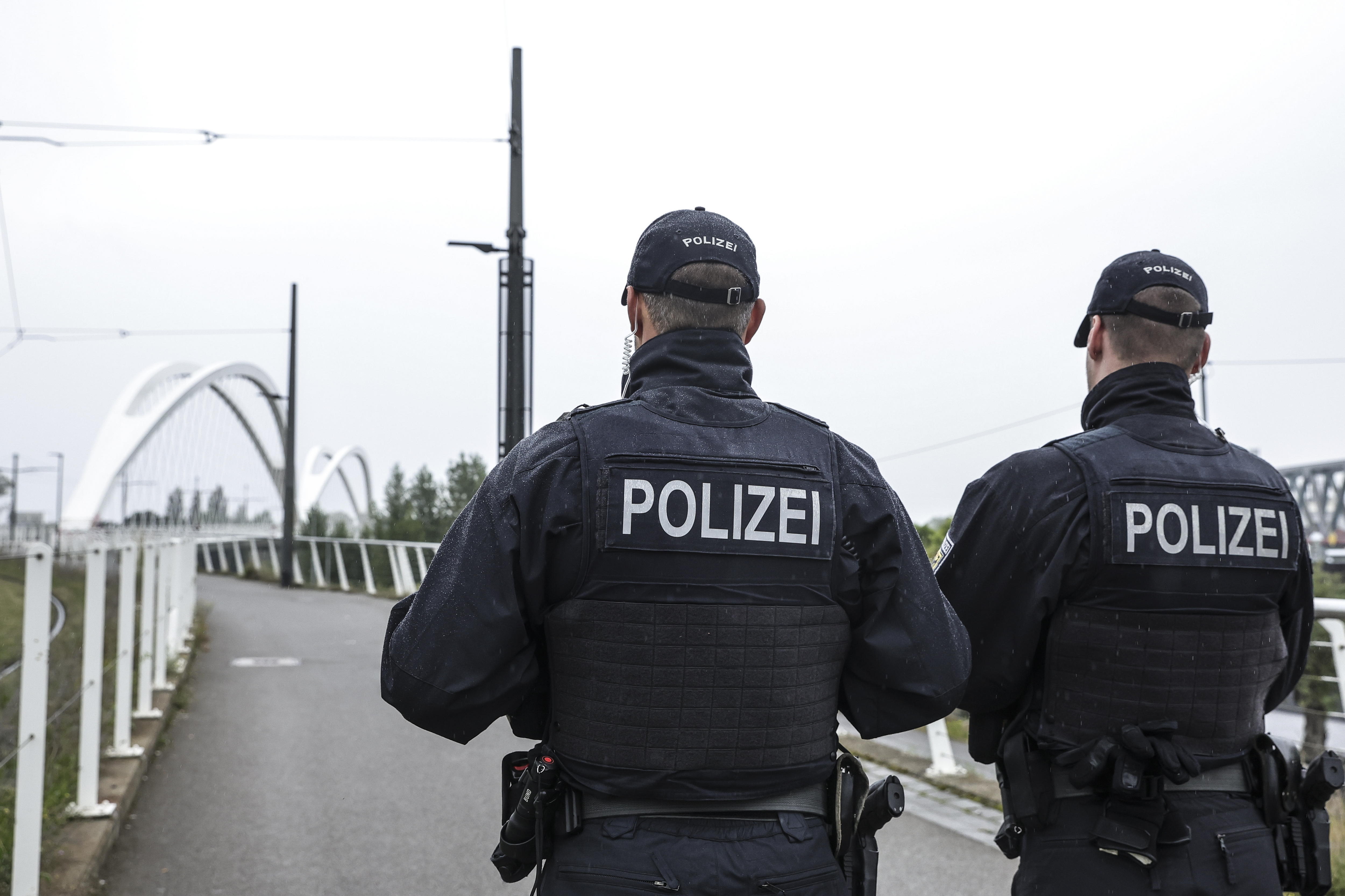 Kehl (Germany), 16/09/2024.- German police control the Bridge of Europe border crossing that separates France and Germany, in Kehl, Germany, 16 September 2024. For six months, beginning from 16 September, Germany will be controlling its land borders with France, Luxembourg, the Netherlands, Belgium and Denmark. This measure was introduced a few days after the attack claimed by the Islamic State in the German town of Solingen. With this measure, the German government is attempting to step up its fight against illegal immigration. (Bélgica, Dinamarca, Francia, Alemania, Luxemburgo, Países Bajos; Holanda, Luxemburgo) EFE/EPA/TERESA SUAREZ
