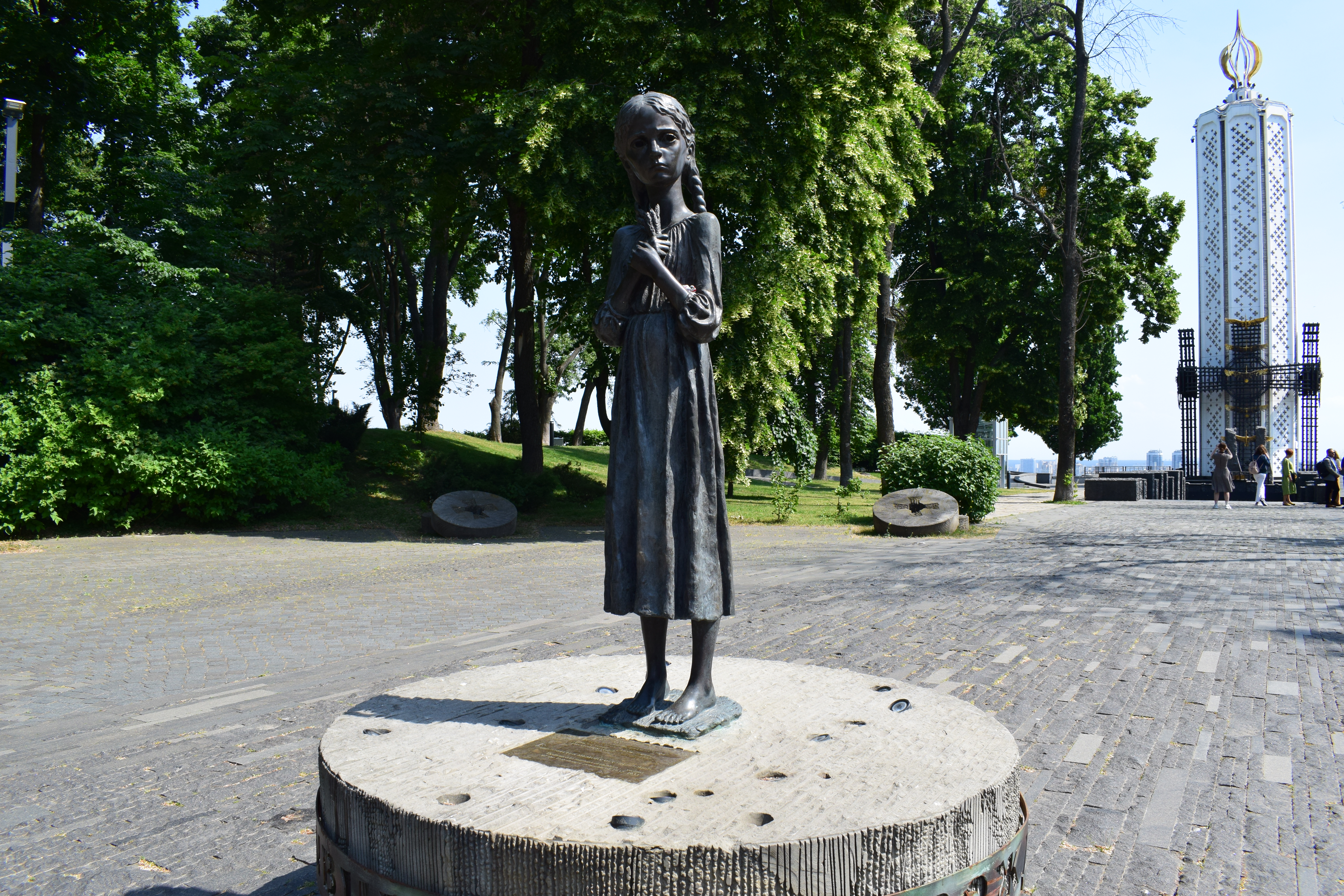Estatua de una niña de entre ocho y diez años, que aprieta contra su pecho cinco espigas, a la entrada del Museo Nacional del Holodomor, en Kiev.