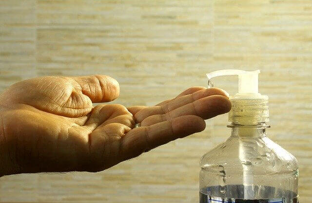 Un hombre que compró 17 mil botellas de antibacterial para revender fue penalizado por Amazon