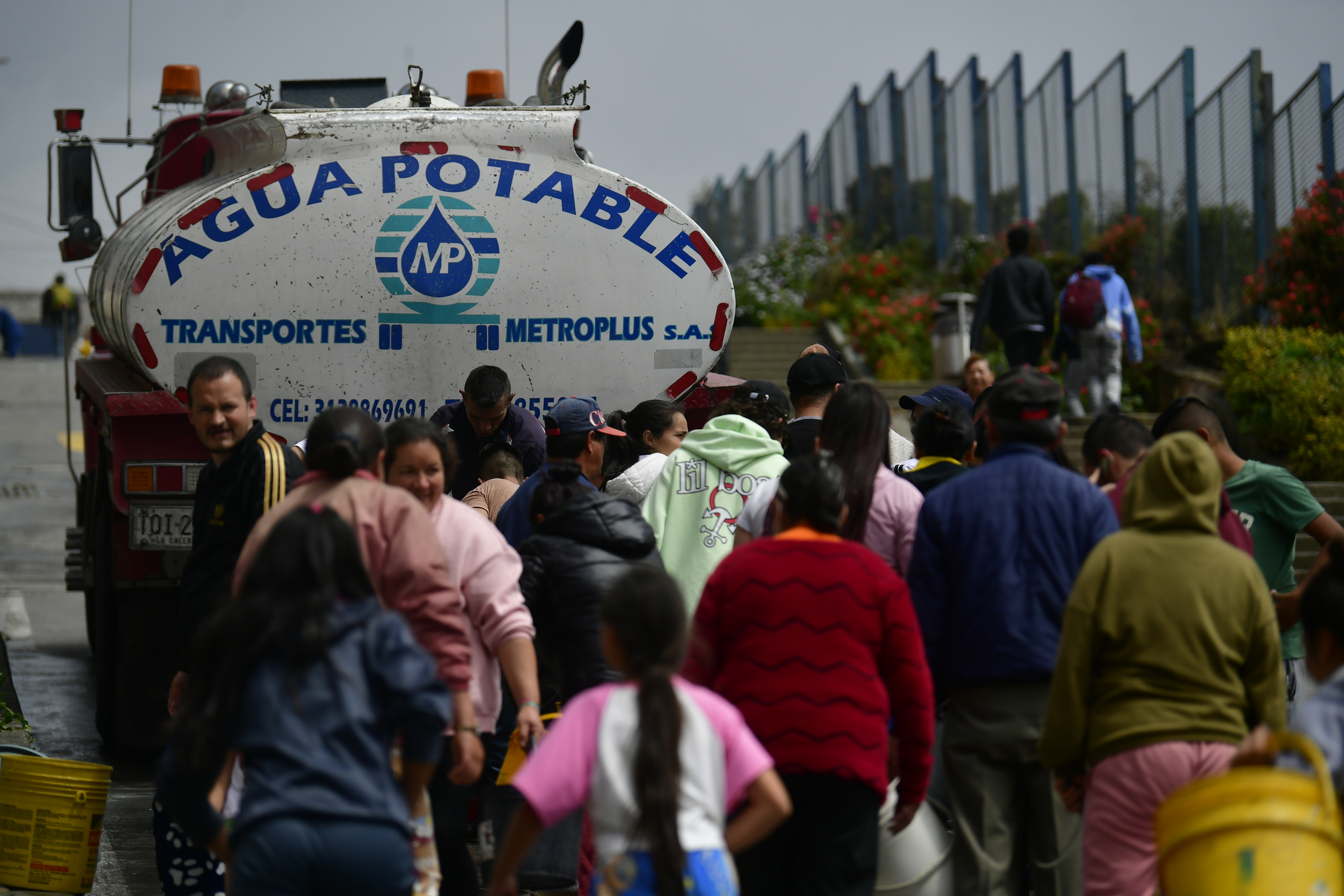 Carrotanques abastecerán zonas de C. Bolívar afectadas por tubo roto del Acueducto