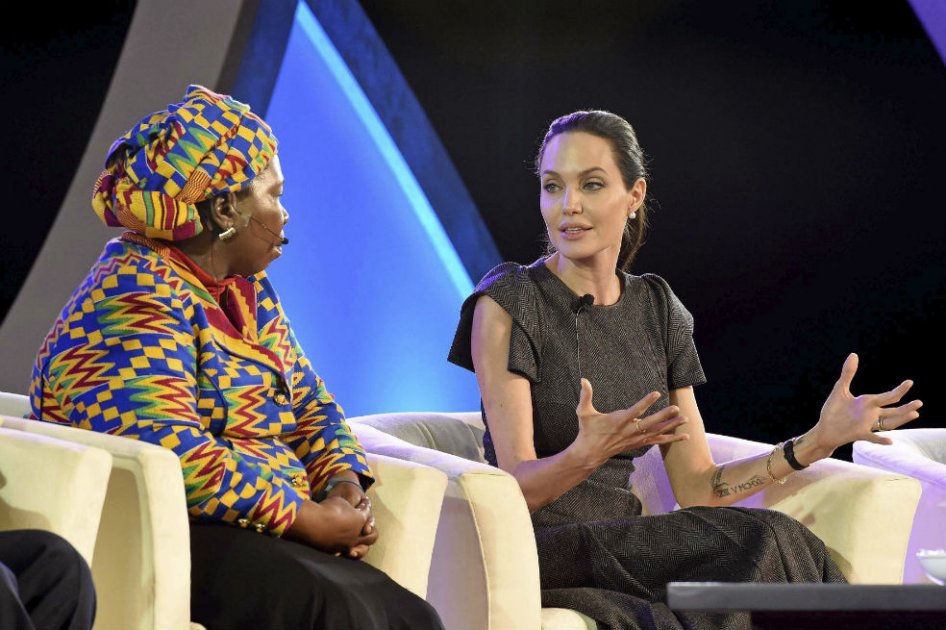 Jolie junto a la presidenta de la Unión Africana (UA), Nkosazana Dlamini Zuma, durante una conferencia sobre la paz, la seguridad y las mujeres, en el marco de la cumbre de la UA, en Johannesburgo (Sudáfrica)./EFE