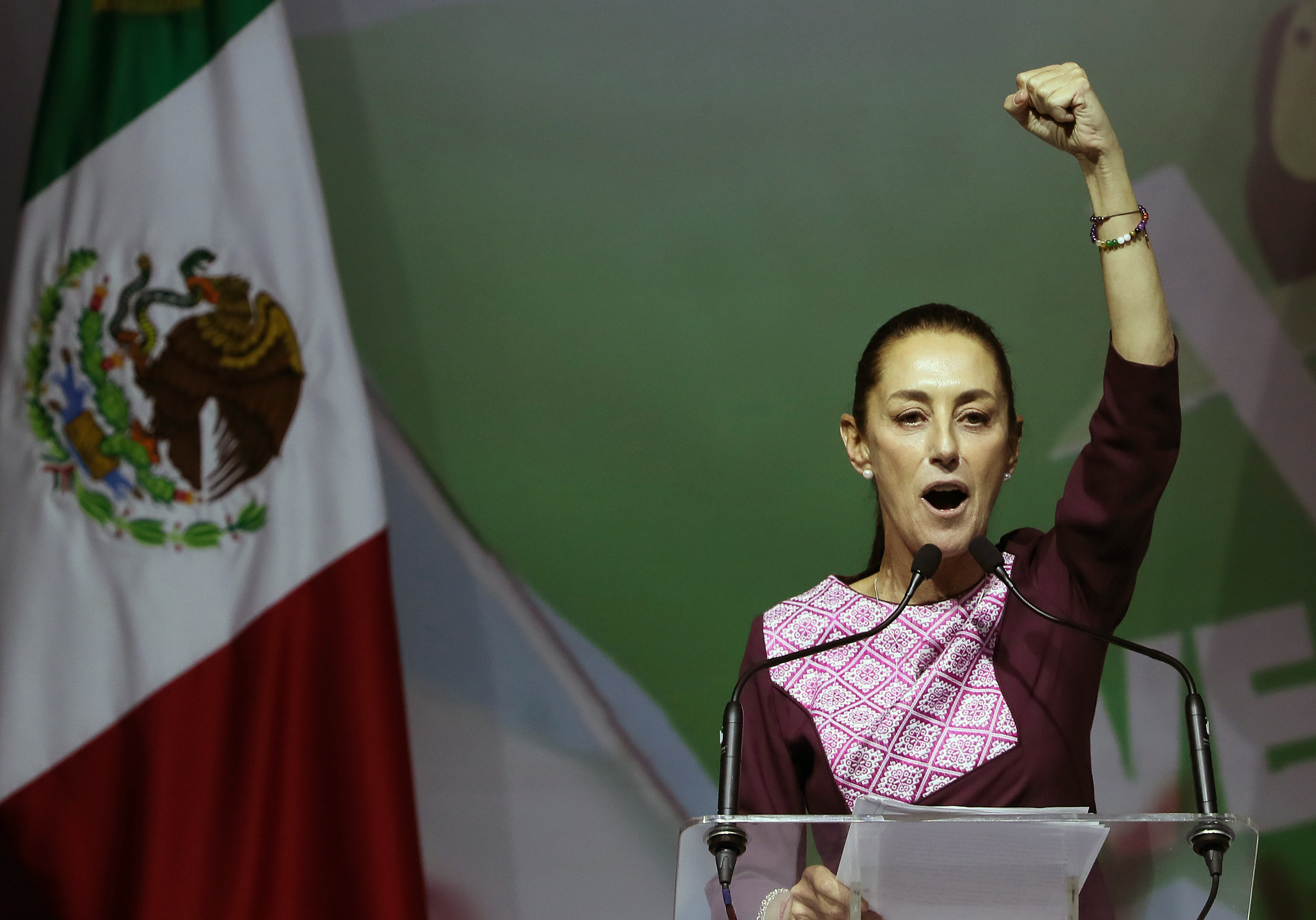 MEX4981. CIUDAD DE MÉXICO (MEXICO), 10/09/2023.- Claudia Sheinbaum, candidata presidencial por el gobernante Movimiento Regeneración Nacional (Morena) y coordinadora nacional de Defensa de la Cuarta Transformación, habla hoy durante un acto en la Ciudad de México (México). Sheinbaum llamó este domingo a defender y ampliar el programa de gobierno, llamado cuarta transformación, iniciado por el presidente Andrés Manuel López Obrador, fundador del partido, esto como parte de su estrategia rumbo a las elecciones de 2024. EFE/Mario Guzmán
