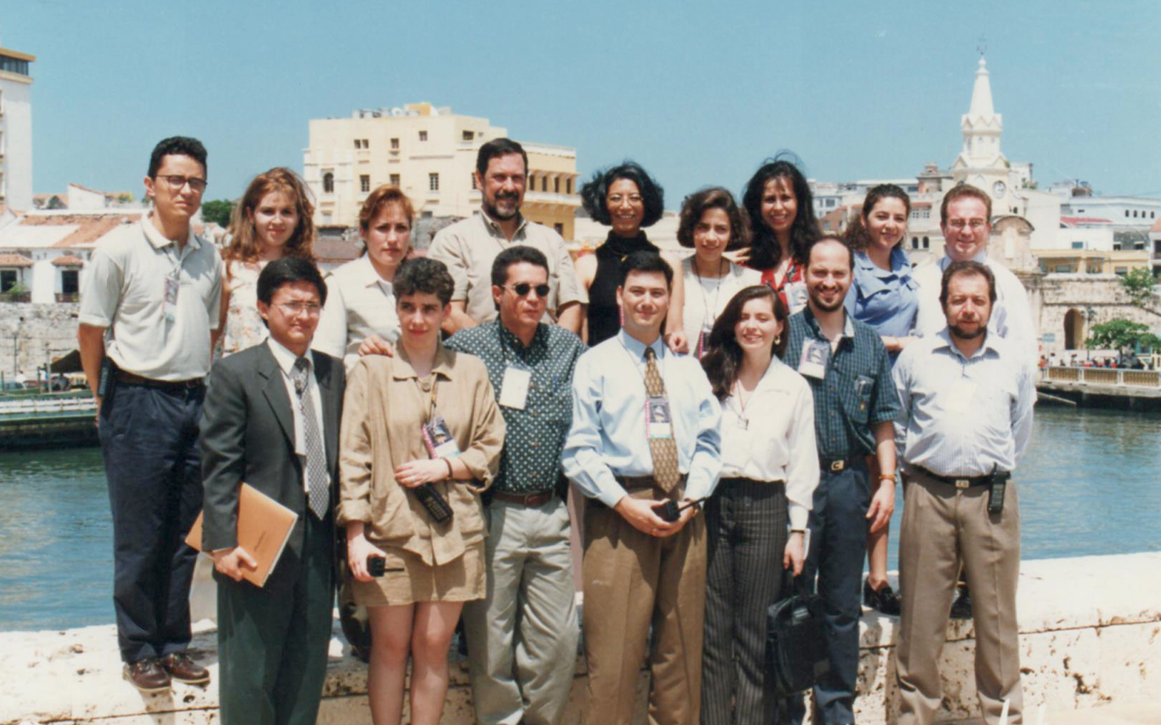 Una postal de antiguos participantes de Andicom con Cartagena de Indias de fondo.