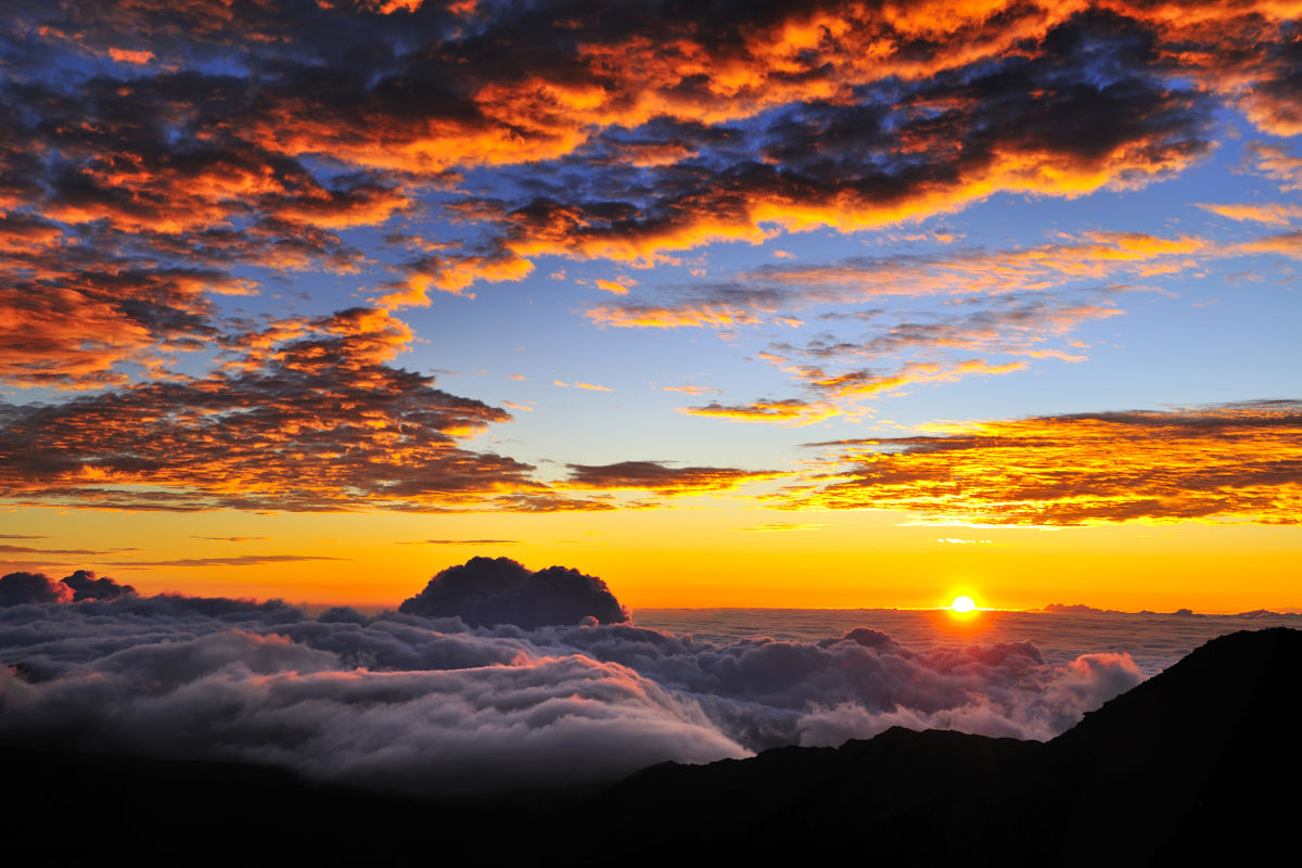 Haleakala, así luce el sol en Hawái

El amanecer en Haleakala, en la isla de Maui, es tan sorprendente que hasta tiene lista de espera. Para disfrutar de este momento mágico a más de 3.000 metros de altura, es imprescindible inscribirse en la web oficial de este parque nacional de Hawái. Este sistema se ha organizado para preservar el paraje natural y para evitar la masificación de la zona en pro de una visita mucho más sosegada.

Visitar Haleakala permite observar cómo los colores del amanecer se extienden por todas estas tierras volcánicas hasta donde alcanza la vista. Además, después de esta experiencia, es posible disfrutar de los senderos que ofrece el parque para descubrir su rica biodiversidad compuesta por más de 850 endemismos.