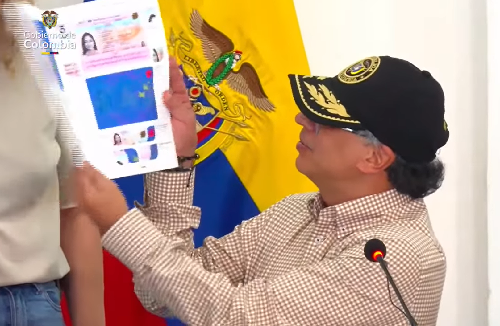 El presidente Gustavo Petro mostró el nuevo modelo de pasaportes.