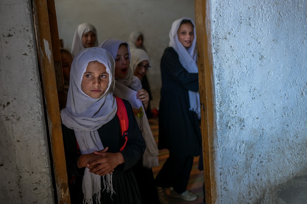 Los talibanes reabrirán las escuelas, pero las niñas deberán quedarse en casa